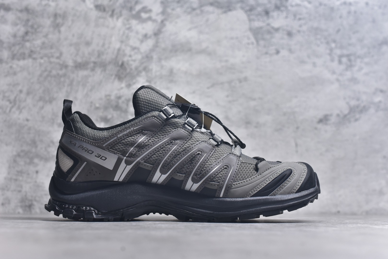 图片[3]-#SALOMON XA Pro 3D 灰黑色 475875 萨洛蒙潮流越野机能户外功能鞋 纯原外贸平台特供订单 耗时半年巨作 全套原纸板楦头开发 原厂特供网布配套加持 确保原汁原味 完美呈现版型 原档数据独家私模五层组合大底 男女鞋同步官方开发 原装Ortholite轻量化鞋垫 中底布带钢印编号 原厂TPU锁扣 进口港宝加持 后跟自然饱满 还原公司包裹性 鞋面采用SENSIFT贴合技术 全方位贴合包裹脚型 鞋跟部鞋底牵引设计 提供强大的抓地性能 更适应野外崎岖不平的道路 其3D ADVANCED CHASSIS底盘 材料轻量大化 钉齿设计更具稳定性 防护性 鞋底易磨损区运用CONTAGRIP高耐磨材料 应对城市硬质路面长距离跑考验 尺码：36-46-选品中心