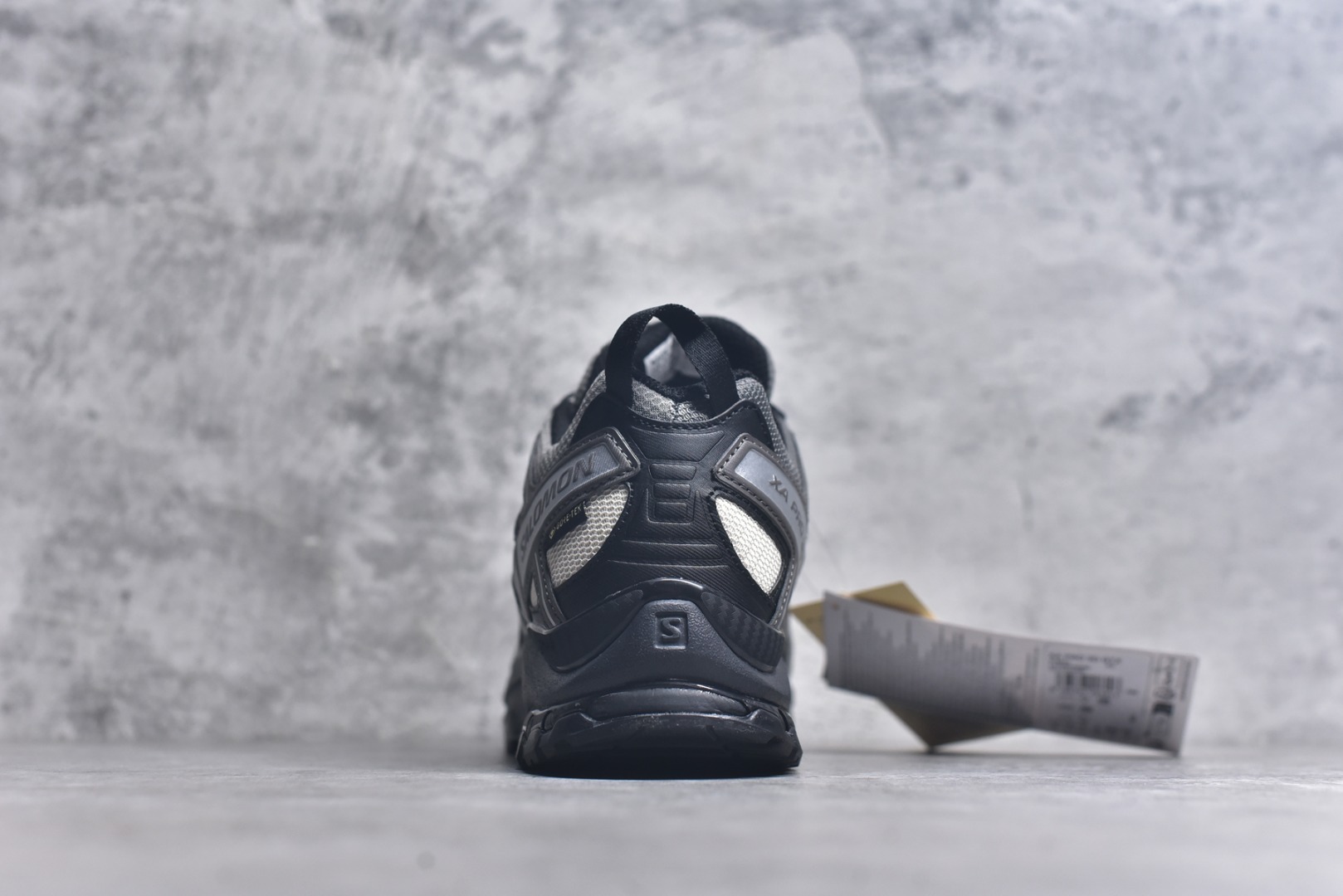 图片[5]-#SALOMON XA Pro 3D 灰黑色 475875 萨洛蒙潮流越野机能户外功能鞋 纯原外贸平台特供订单 耗时半年巨作 全套原纸板楦头开发 原厂特供网布配套加持 确保原汁原味 完美呈现版型 原档数据独家私模五层组合大底 男女鞋同步官方开发 原装Ortholite轻量化鞋垫 中底布带钢印编号 原厂TPU锁扣 进口港宝加持 后跟自然饱满 还原公司包裹性 鞋面采用SENSIFT贴合技术 全方位贴合包裹脚型 鞋跟部鞋底牵引设计 提供强大的抓地性能 更适应野外崎岖不平的道路 其3D ADVANCED CHASSIS底盘 材料轻量大化 钉齿设计更具稳定性 防护性 鞋底易磨损区运用CONTAGRIP高耐磨材料 应对城市硬质路面长距离跑考验 尺码：36-46-选品中心