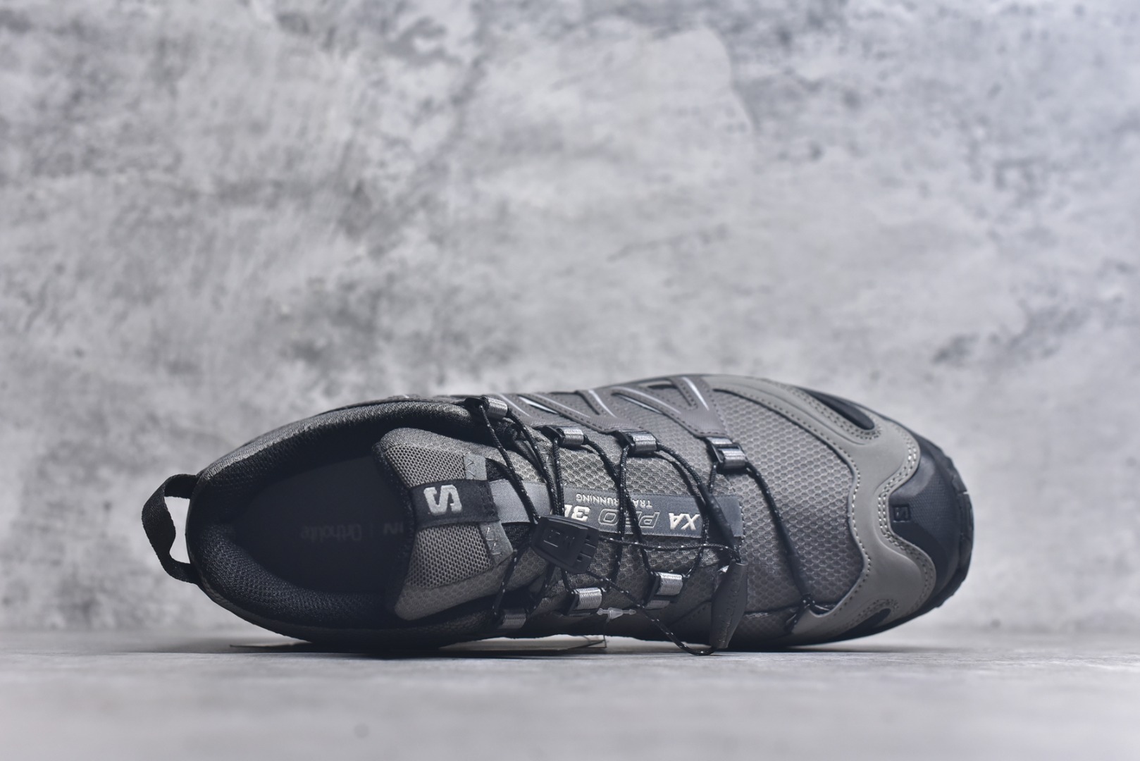 图片[4]-#SALOMON XA Pro 3D 灰黑色 475875 萨洛蒙潮流越野机能户外功能鞋 纯原外贸平台特供订单 耗时半年巨作 全套原纸板楦头开发 原厂特供网布配套加持 确保原汁原味 完美呈现版型 原档数据独家私模五层组合大底 男女鞋同步官方开发 原装Ortholite轻量化鞋垫 中底布带钢印编号 原厂TPU锁扣 进口港宝加持 后跟自然饱满 还原公司包裹性 鞋面采用SENSIFT贴合技术 全方位贴合包裹脚型 鞋跟部鞋底牵引设计 提供强大的抓地性能 更适应野外崎岖不平的道路 其3D ADVANCED CHASSIS底盘 材料轻量大化 钉齿设计更具稳定性 防护性 鞋底易磨损区运用CONTAGRIP高耐磨材料 应对城市硬质路面长距离跑考验 尺码：36-46-选品中心