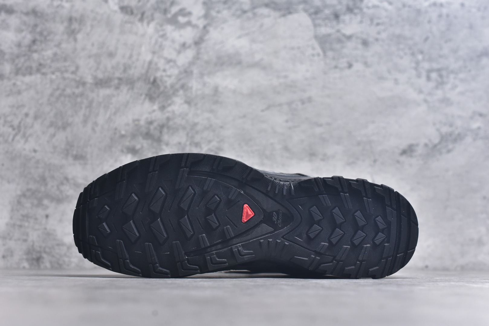 图片[6]-#SALOMON XA Pro 3D 灰黑色 475875 萨洛蒙潮流越野机能户外功能鞋 纯原外贸平台特供订单 耗时半年巨作 全套原纸板楦头开发 原厂特供网布配套加持 确保原汁原味 完美呈现版型 原档数据独家私模五层组合大底 男女鞋同步官方开发 原装Ortholite轻量化鞋垫 中底布带钢印编号 原厂TPU锁扣 进口港宝加持 后跟自然饱满 还原公司包裹性 鞋面采用SENSIFT贴合技术 全方位贴合包裹脚型 鞋跟部鞋底牵引设计 提供强大的抓地性能 更适应野外崎岖不平的道路 其3D ADVANCED CHASSIS底盘 材料轻量大化 钉齿设计更具稳定性 防护性 鞋底易磨损区运用CONTAGRIP高耐磨材料 应对城市硬质路面长距离跑考验 尺码：36-46-选品中心