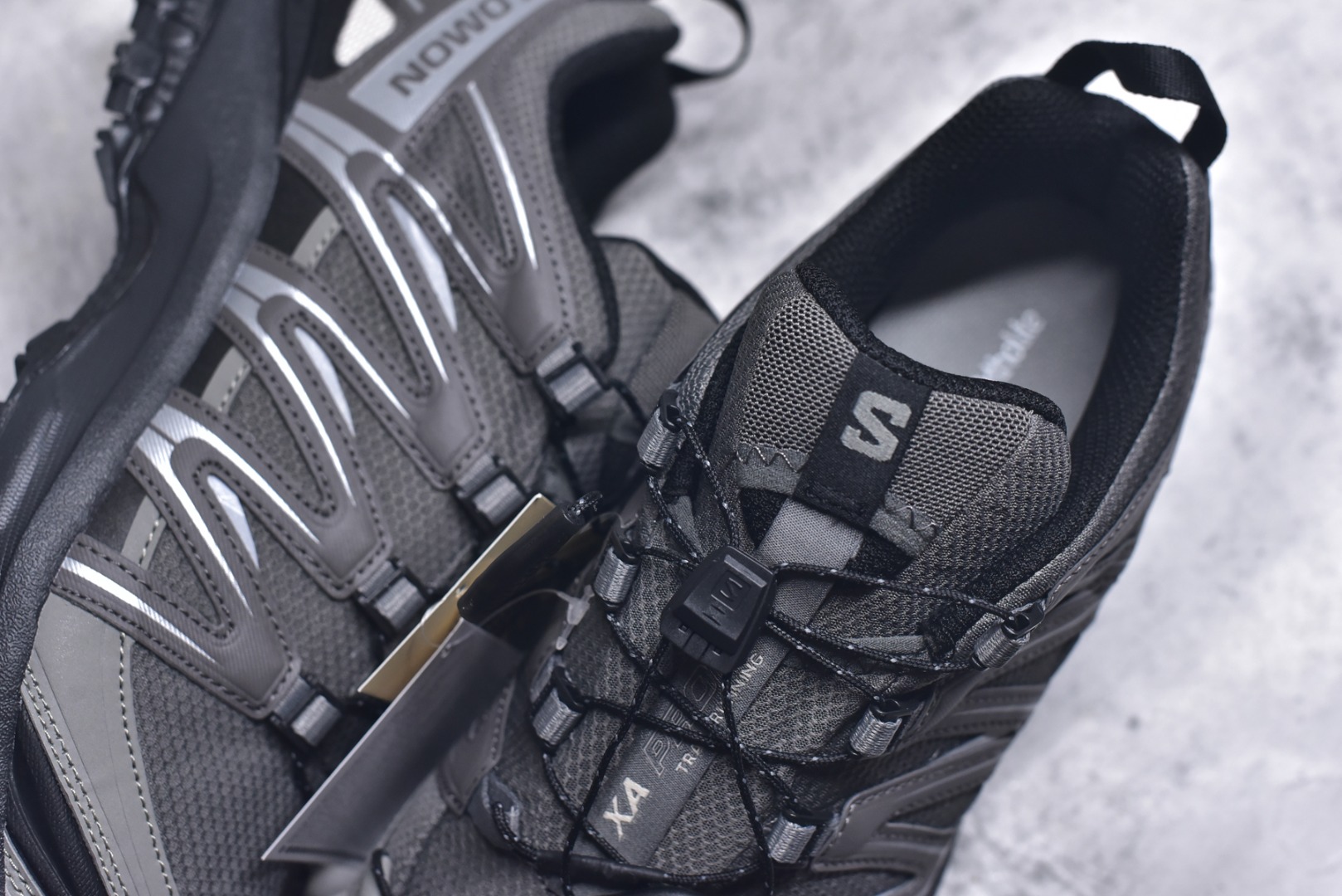 图片[9]-#SALOMON XA Pro 3D 灰黑色 475875 萨洛蒙潮流越野机能户外功能鞋 纯原外贸平台特供订单 耗时半年巨作 全套原纸板楦头开发 原厂特供网布配套加持 确保原汁原味 完美呈现版型 原档数据独家私模五层组合大底 男女鞋同步官方开发 原装Ortholite轻量化鞋垫 中底布带钢印编号 原厂TPU锁扣 进口港宝加持 后跟自然饱满 还原公司包裹性 鞋面采用SENSIFT贴合技术 全方位贴合包裹脚型 鞋跟部鞋底牵引设计 提供强大的抓地性能 更适应野外崎岖不平的道路 其3D ADVANCED CHASSIS底盘 材料轻量大化 钉齿设计更具稳定性 防护性 鞋底易磨损区运用CONTAGRIP高耐磨材料 应对城市硬质路面长距离跑考验 尺码：36-46-选品中心