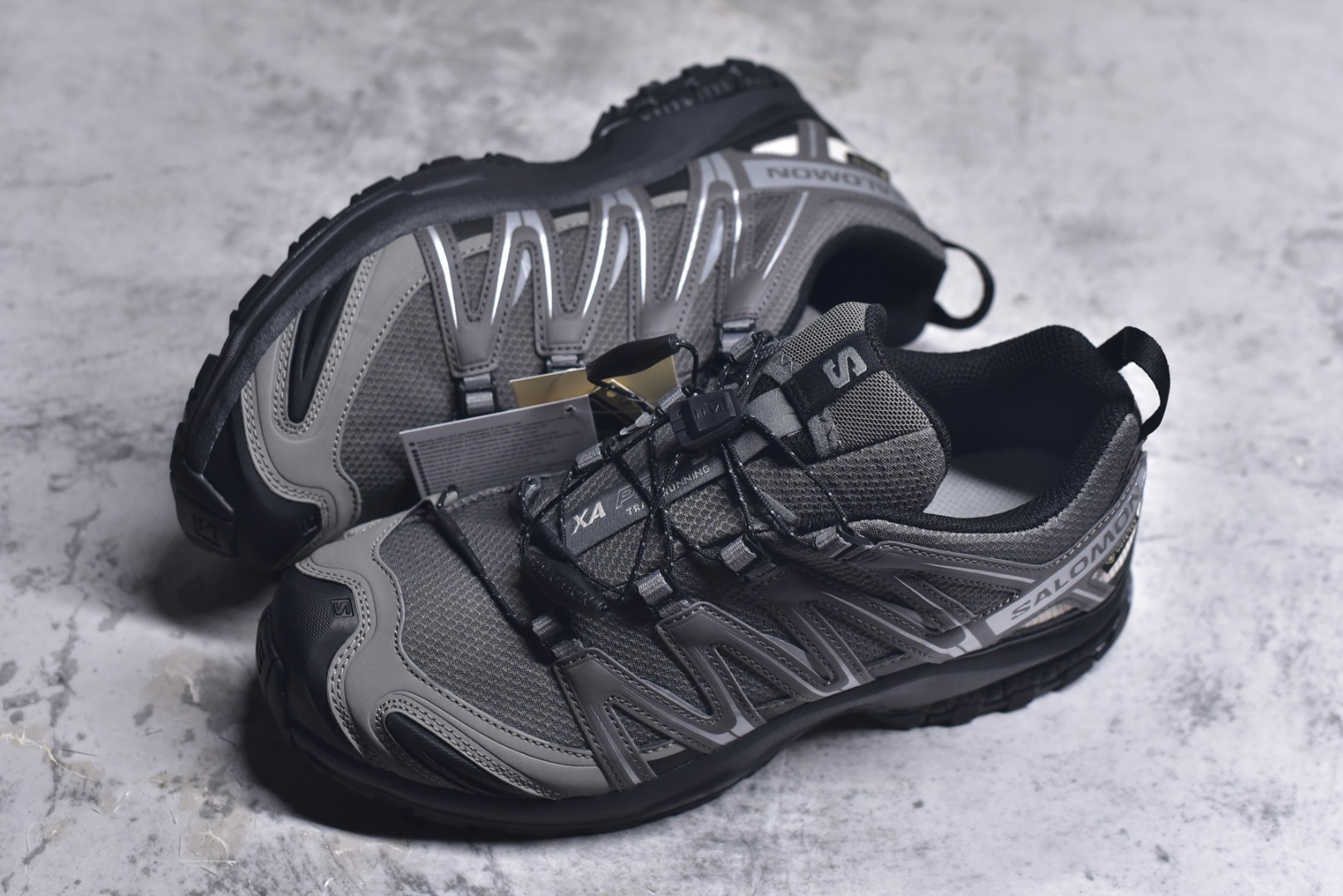 图片[7]-#SALOMON XA Pro 3D 灰黑色 475875 萨洛蒙潮流越野机能户外功能鞋 纯原外贸平台特供订单 耗时半年巨作 全套原纸板楦头开发 原厂特供网布配套加持 确保原汁原味 完美呈现版型 原档数据独家私模五层组合大底 男女鞋同步官方开发 原装Ortholite轻量化鞋垫 中底布带钢印编号 原厂TPU锁扣 进口港宝加持 后跟自然饱满 还原公司包裹性 鞋面采用SENSIFT贴合技术 全方位贴合包裹脚型 鞋跟部鞋底牵引设计 提供强大的抓地性能 更适应野外崎岖不平的道路 其3D ADVANCED CHASSIS底盘 材料轻量大化 钉齿设计更具稳定性 防护性 鞋底易磨损区运用CONTAGRIP高耐磨材料 应对城市硬质路面长距离跑考验 尺码：36-46-选品中心