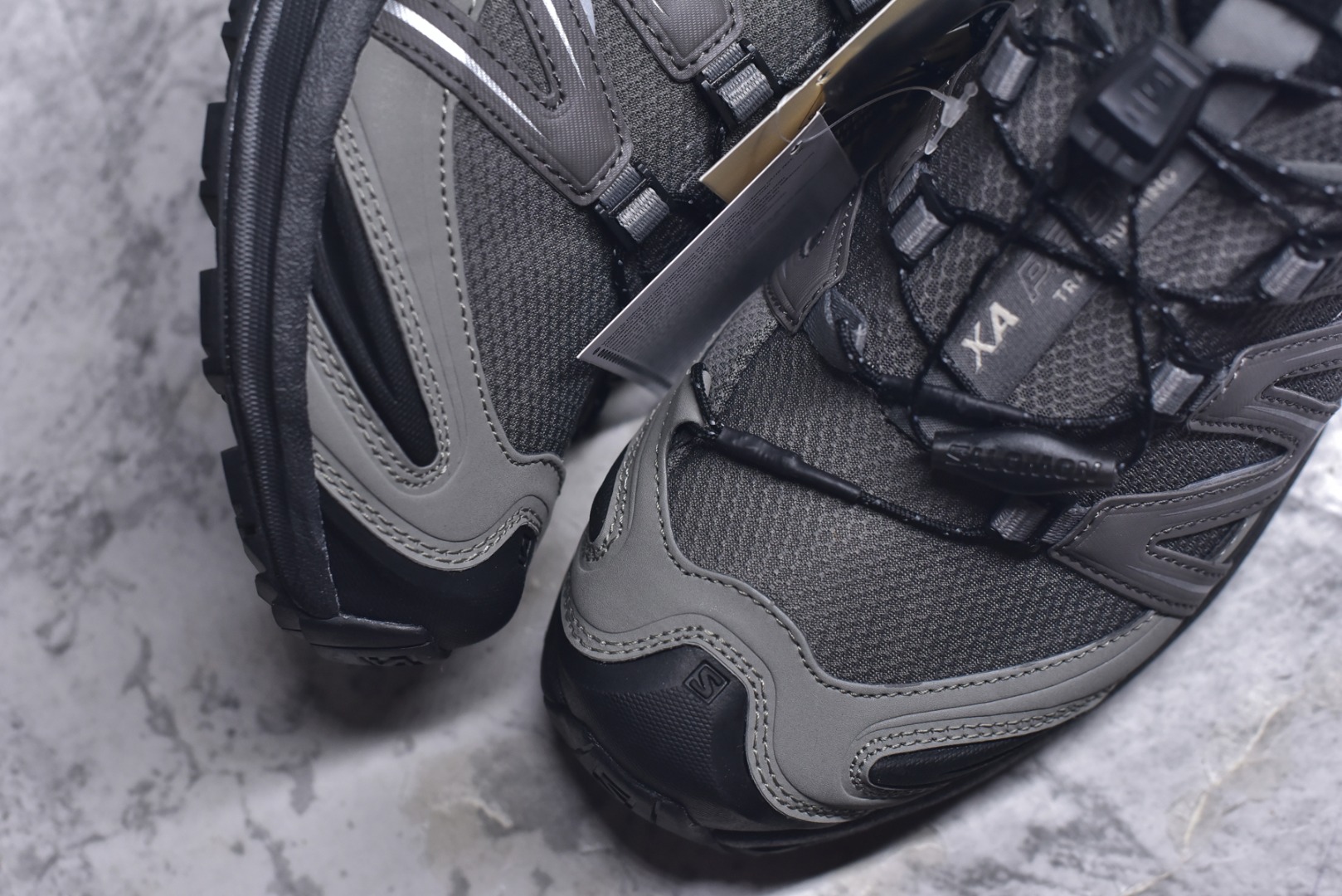 图片[8]-#SALOMON XA Pro 3D 灰黑色 475875 萨洛蒙潮流越野机能户外功能鞋 纯原外贸平台特供订单 耗时半年巨作 全套原纸板楦头开发 原厂特供网布配套加持 确保原汁原味 完美呈现版型 原档数据独家私模五层组合大底 男女鞋同步官方开发 原装Ortholite轻量化鞋垫 中底布带钢印编号 原厂TPU锁扣 进口港宝加持 后跟自然饱满 还原公司包裹性 鞋面采用SENSIFT贴合技术 全方位贴合包裹脚型 鞋跟部鞋底牵引设计 提供强大的抓地性能 更适应野外崎岖不平的道路 其3D ADVANCED CHASSIS底盘 材料轻量大化 钉齿设计更具稳定性 防护性 鞋底易磨损区运用CONTAGRIP高耐磨材料 应对城市硬质路面长距离跑考验 尺码：36-46-选品中心