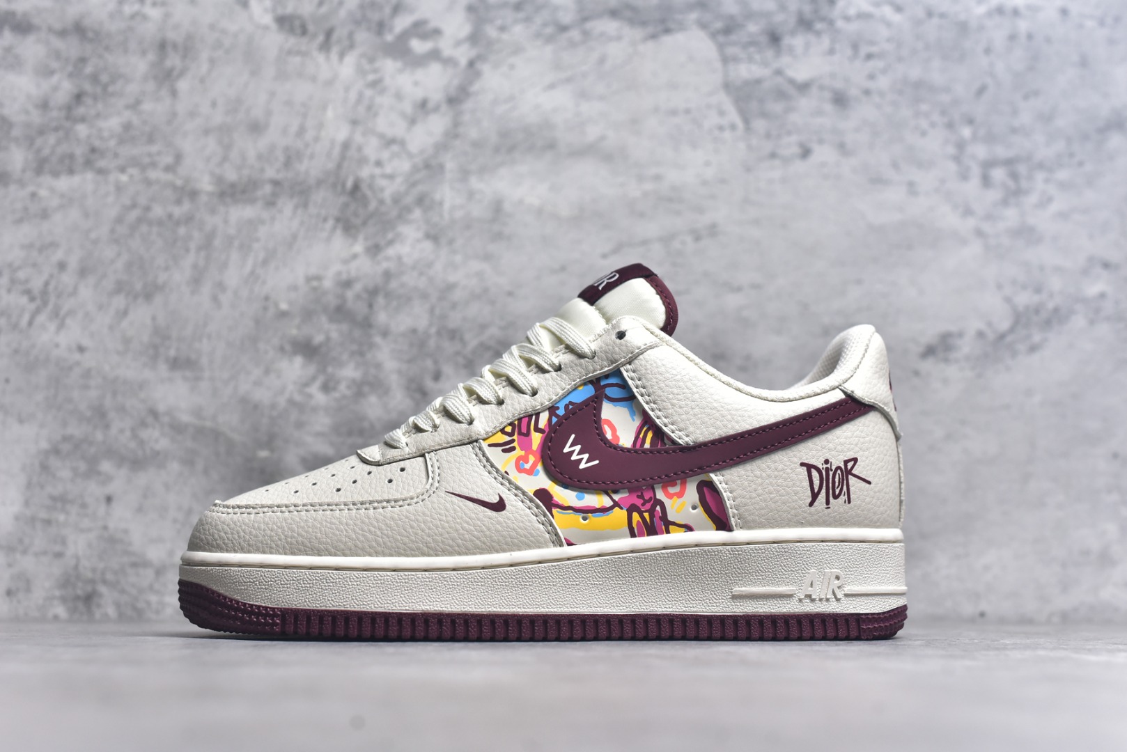 #Nike Air Force 1\’07 Low 迪奥联名 涂鸦米酒红勾 空军一号低帮休闲板鞋 HJ3318-002 #原楦头原纸板 原装鞋盒 定制五金配件 内置全掌气垫 原厂鞋底 尺码：36 36.5 37.5 38 38.5 39 40 40.5 41 42 42.5 43 44 44.5 45 9.D4-选品中心
