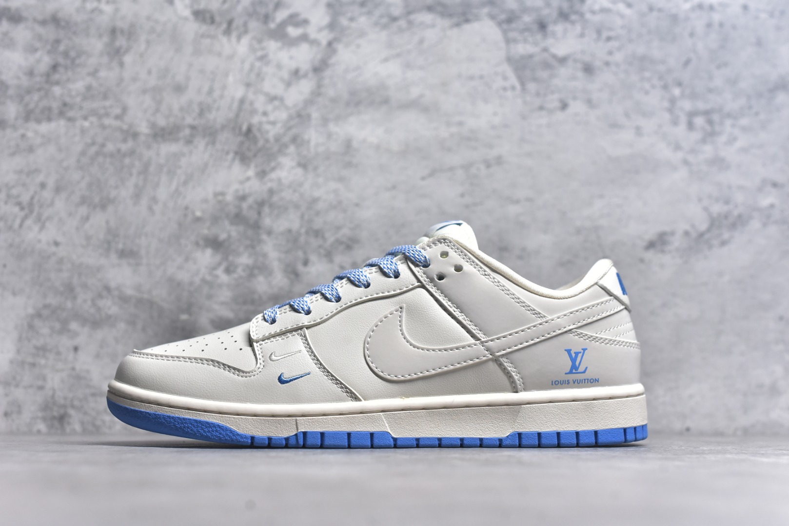 #Nk SB Dunk Low LV联名-米白黛蓝 周年高端定制 低帮休闲板鞋 XX2025-322 #定制鞋盒 大厂纯原品质出货 超高清洁度 皮料切割干净无任何毛边 细节完美 尺码：36 36.5 37.5 38 38.5 39 40 40.5 41 42 42.5 43 44 44.5 45 9.E5-选品中心