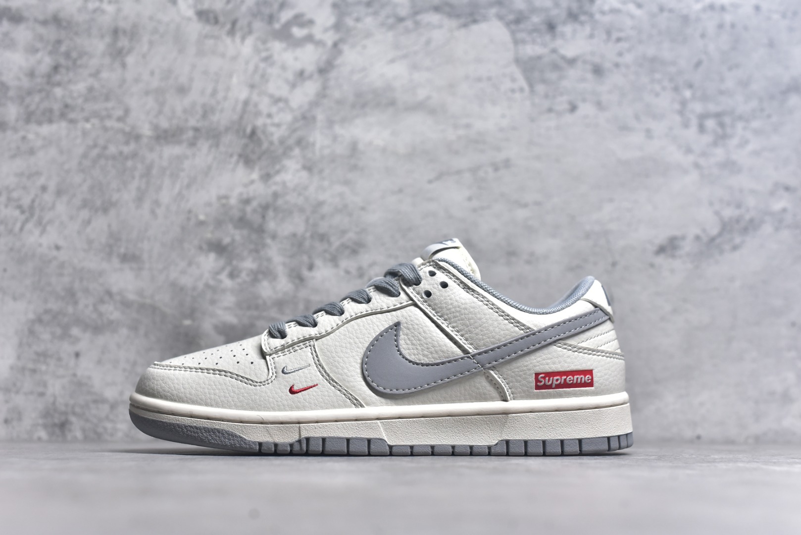 #Nk SB Dunk Low Supreme联名-米白灰双勾 周年高端定制 低帮休闲板鞋 XX2025-317 #定制鞋盒 大厂纯原品质出货 超高清洁度 皮料切割干净无任何毛边 细节完美 尺码：36 36.5 37.5 38 38.5 39 40 40.5 41 42 42.5 43 44 44.5 45 9.E5-选品中心