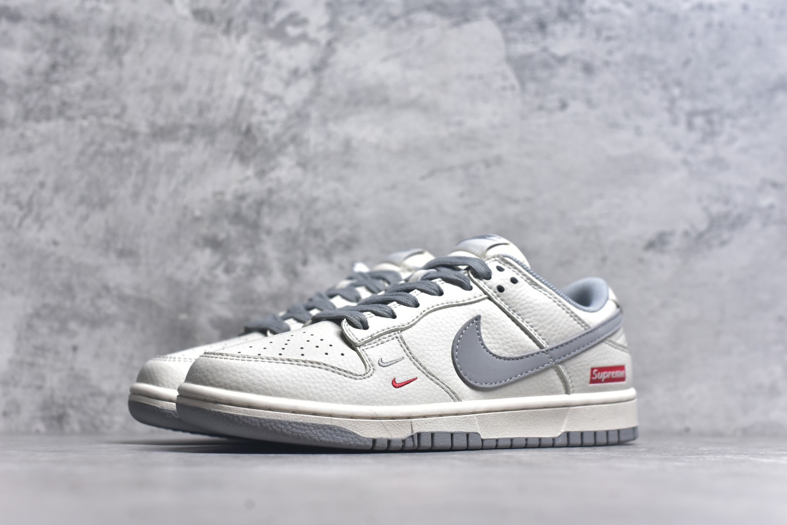图片[2]-#Nk SB Dunk Low Supreme联名-米白灰双勾 周年高端定制 低帮休闲板鞋 XX2025-317 #定制鞋盒 大厂纯原品质出货 超高清洁度 皮料切割干净无任何毛边 细节完美 尺码：36 36.5 37.5 38 38.5 39 40 40.5 41 42 42.5 43 44 44.5 45 9.E5-选品中心