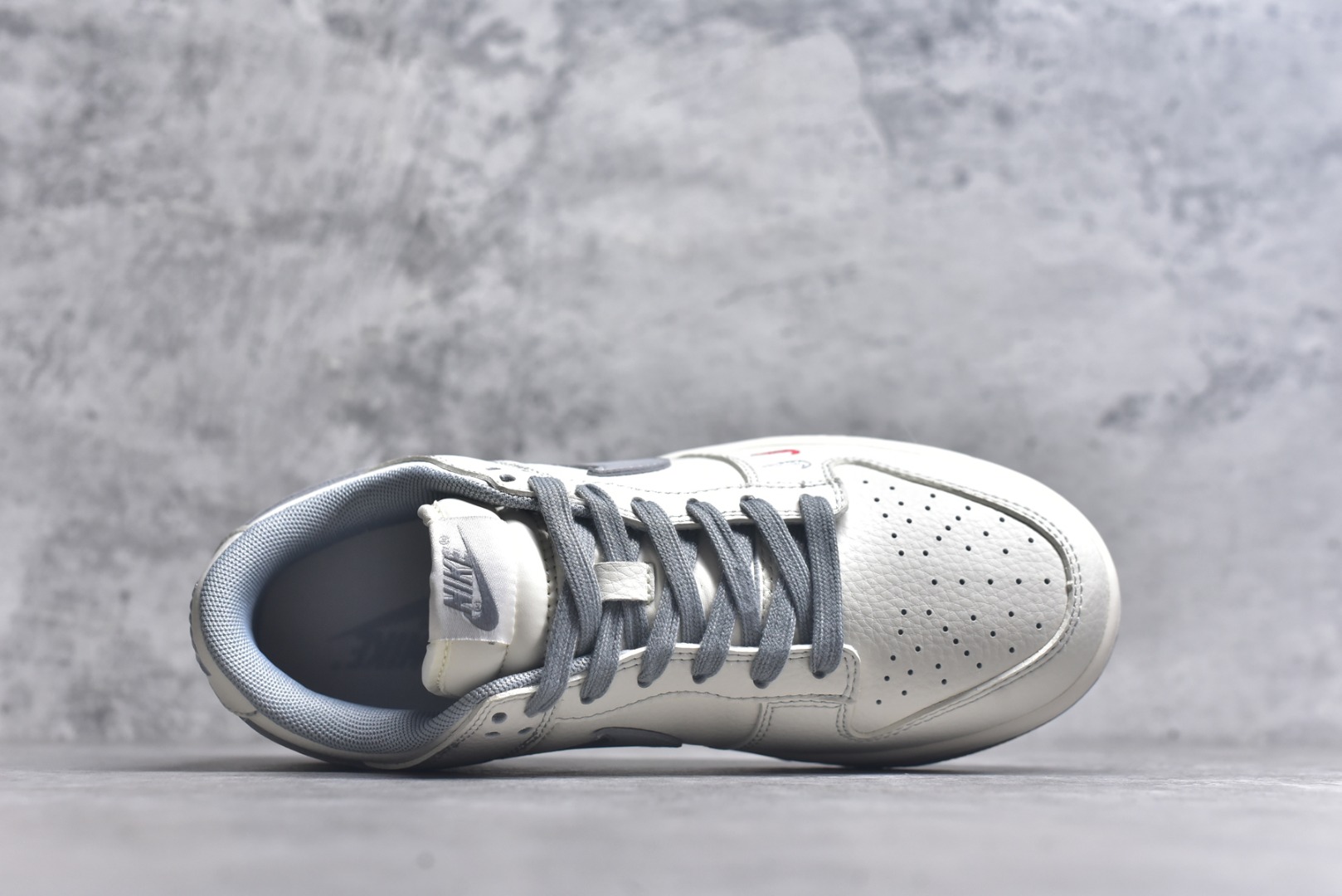 图片[4]-#Nk SB Dunk Low Supreme联名-米白灰双勾 周年高端定制 低帮休闲板鞋 XX2025-317 #定制鞋盒 大厂纯原品质出货 超高清洁度 皮料切割干净无任何毛边 细节完美 尺码：36 36.5 37.5 38 38.5 39 40 40.5 41 42 42.5 43 44 44.5 45 9.E5-选品中心
