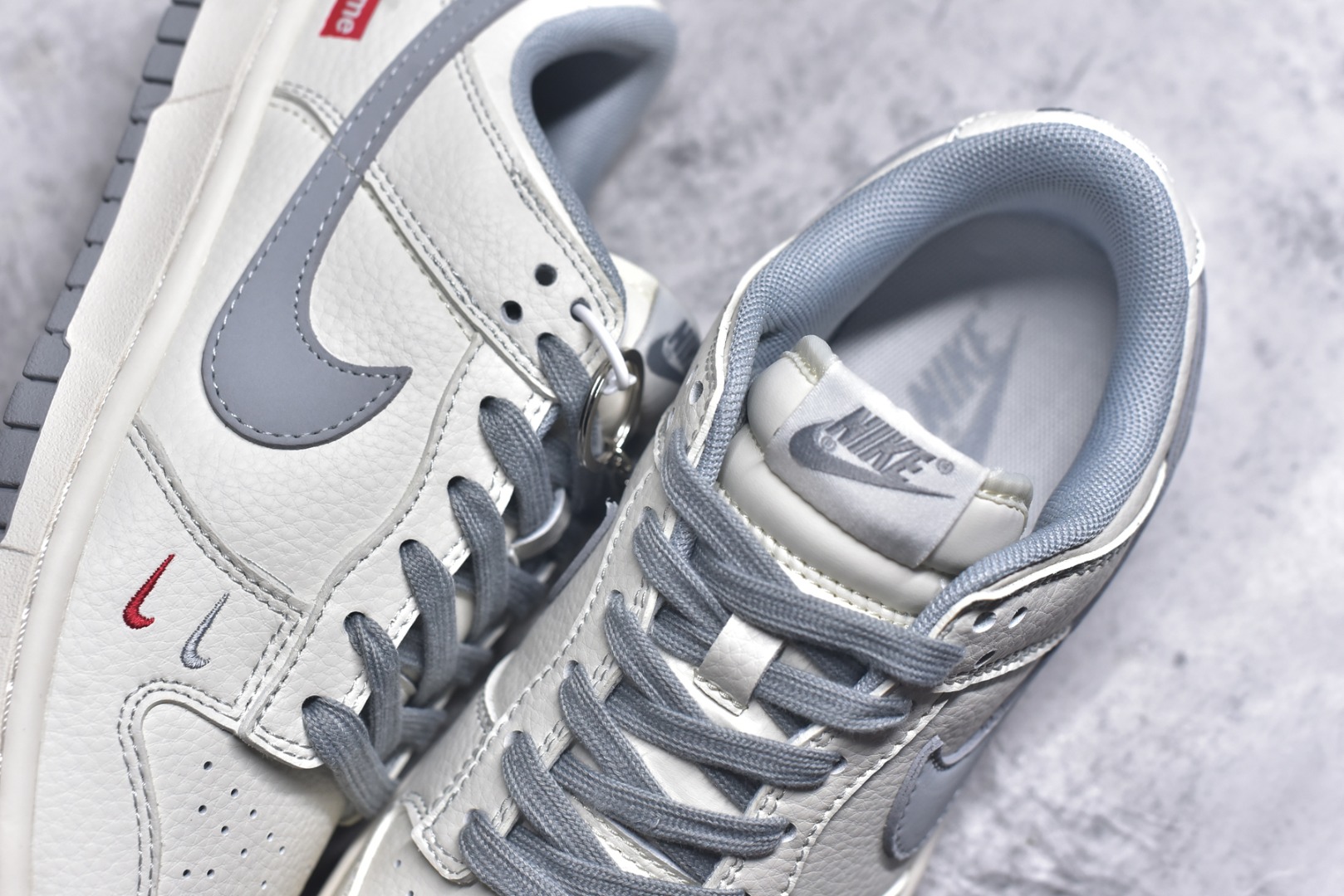 图片[9]-#Nk SB Dunk Low Supreme联名-米白灰双勾 周年高端定制 低帮休闲板鞋 XX2025-317 #定制鞋盒 大厂纯原品质出货 超高清洁度 皮料切割干净无任何毛边 细节完美 尺码：36 36.5 37.5 38 38.5 39 40 40.5 41 42 42.5 43 44 44.5 45 9.E5-选品中心
