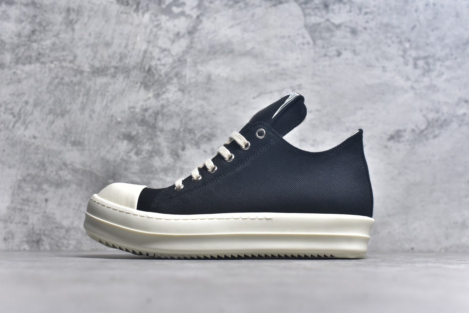 #【名称】好莱坞联名长鞋舌大匡威 RO / Rick Owens DRKSHDW 瑞克·欧文斯【副线】 【款式】 长鞋舌/低帮大匡威/高盎司帆布 【布料】 东莞原厂进口斜纹高盎司帆布 【鞋带】 鞋带采用水染定织法工艺，高密度之下，透出光泽感！ 【鞋头】细腻头层小牛皮，奶白软糯！ 【鞋底】TPU大底奶香味！硬度、肤感一比一！鞋底logo钢印清晰正确！ 【鞋垫】独家私人开模压印！牛皮贴面，双层复合！ 【尺码】 36 37 38 39 40 41 42 43 44 45 46！-选品中心