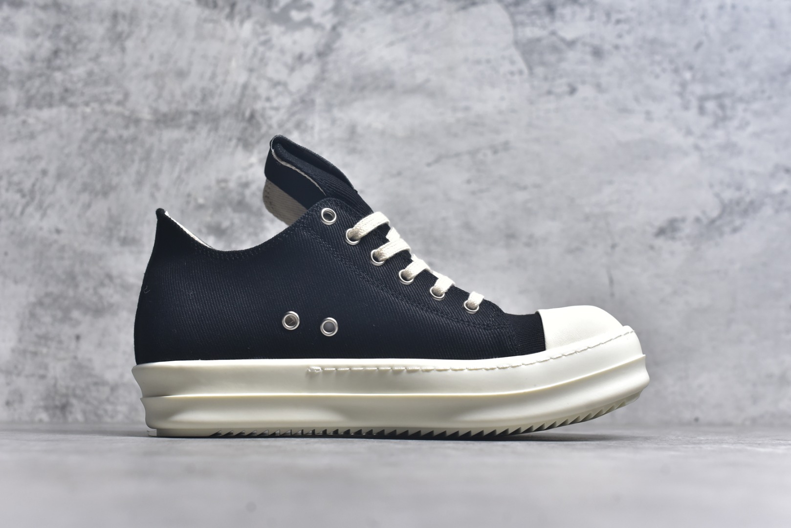 图片[3]-#【名称】好莱坞联名长鞋舌大匡威 RO / Rick Owens DRKSHDW 瑞克·欧文斯【副线】 【款式】 长鞋舌/低帮大匡威/高盎司帆布 【布料】 东莞原厂进口斜纹高盎司帆布 【鞋带】 鞋带采用水染定织法工艺，高密度之下，透出光泽感！ 【鞋头】细腻头层小牛皮，奶白软糯！ 【鞋底】TPU大底奶香味！硬度、肤感一比一！鞋底logo钢印清晰正确！ 【鞋垫】独家私人开模压印！牛皮贴面，双层复合！ 【尺码】 36 37 38 39 40 41 42 43 44 45 46！-选品中心