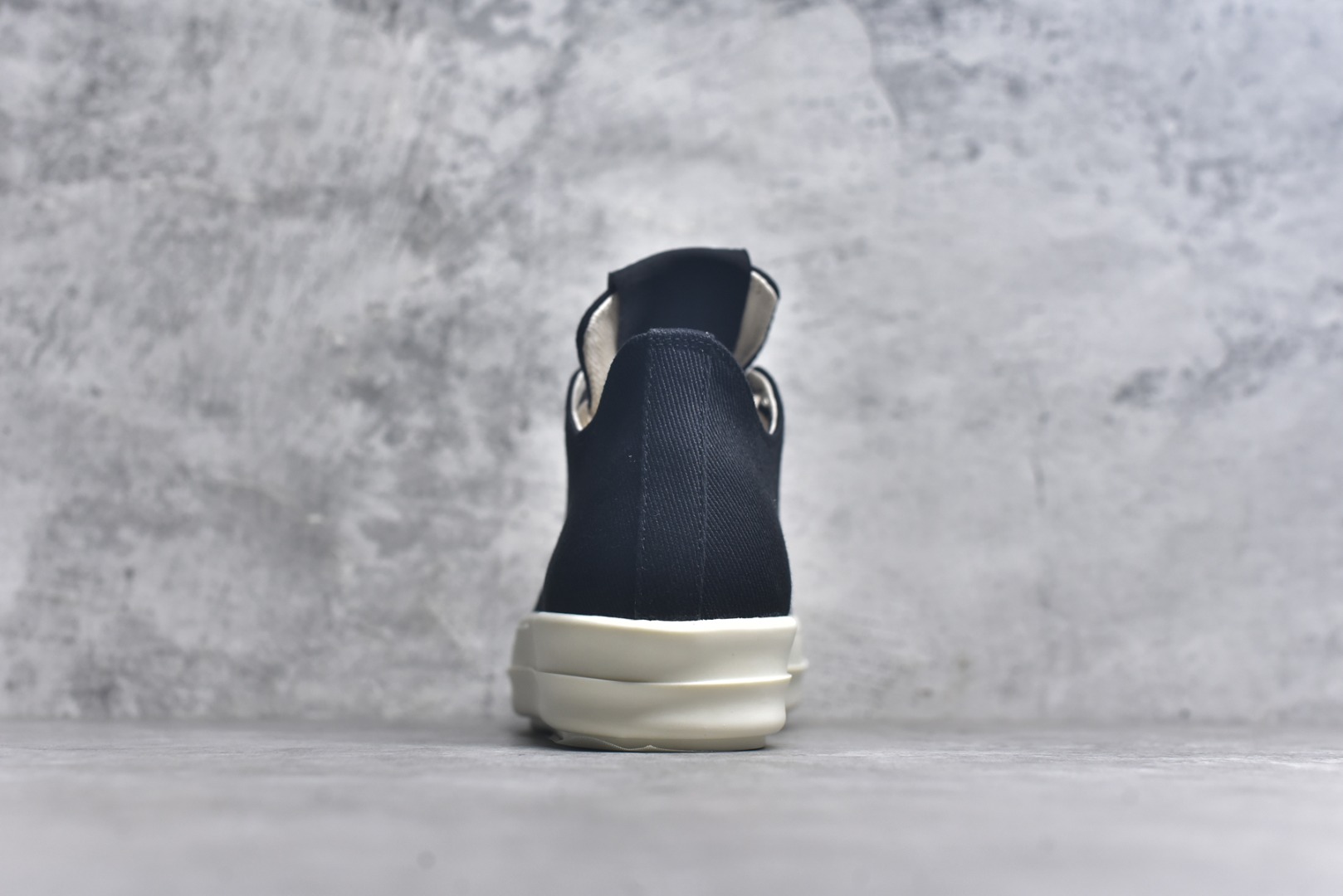 图片[5]-#【名称】好莱坞联名长鞋舌大匡威 RO / Rick Owens DRKSHDW 瑞克·欧文斯【副线】 【款式】 长鞋舌/低帮大匡威/高盎司帆布 【布料】 东莞原厂进口斜纹高盎司帆布 【鞋带】 鞋带采用水染定织法工艺，高密度之下，透出光泽感！ 【鞋头】细腻头层小牛皮，奶白软糯！ 【鞋底】TPU大底奶香味！硬度、肤感一比一！鞋底logo钢印清晰正确！ 【鞋垫】独家私人开模压印！牛皮贴面，双层复合！ 【尺码】 36 37 38 39 40 41 42 43 44 45 46！-选品中心