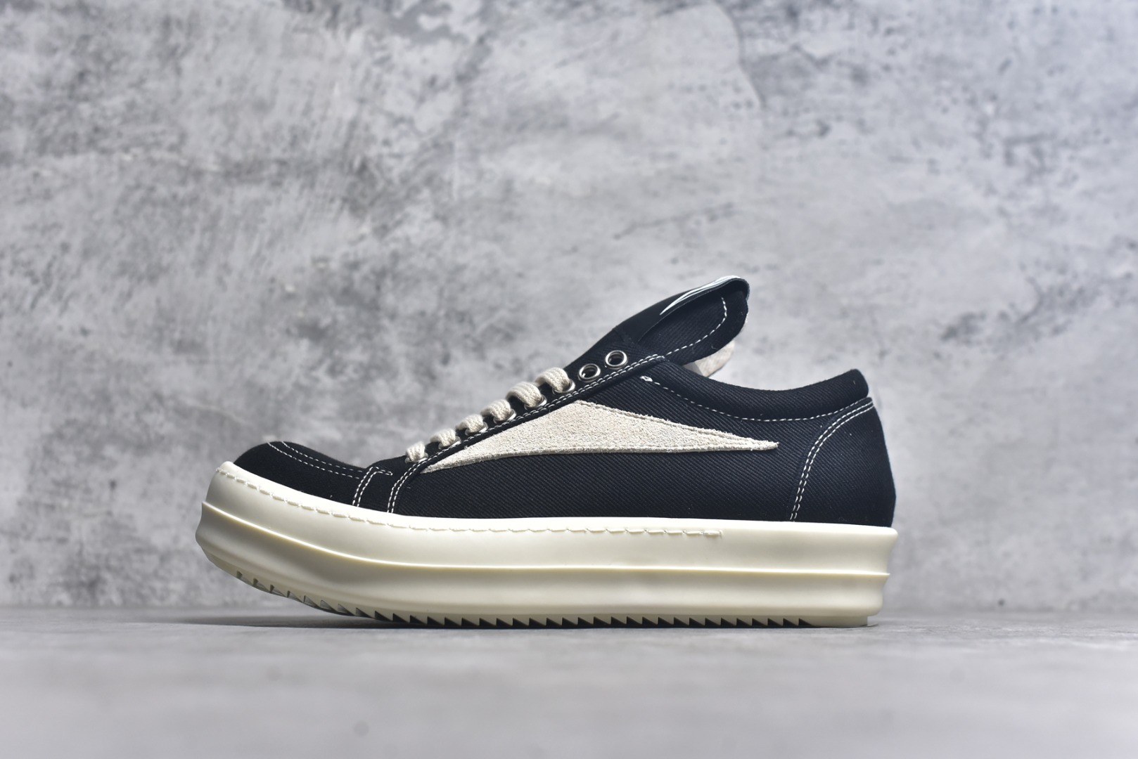 #【名称】好莱坞联名长鞋舌大匡威 RO / Rick Owens DRKSHDW 瑞克·欧文斯【副线】 【款式】 长鞋舌/低帮大匡威/高盎司帆布 【布料】 东莞原厂进口斜纹高盎司帆布 【鞋带】 鞋带采用水染定织法工艺，高密度之下，透出光泽感！ 【鞋头】细腻头层小牛皮，奶白软糯！ 【鞋底】TPU大底奶香味！硬度、肤感一比一！鞋底logo钢印清晰正确！ 【鞋垫】独家私人开模压印！牛皮贴面，双层复合！ 【尺码】 36 37 38 39 40 41 42 43 44 45 46！-选品中心