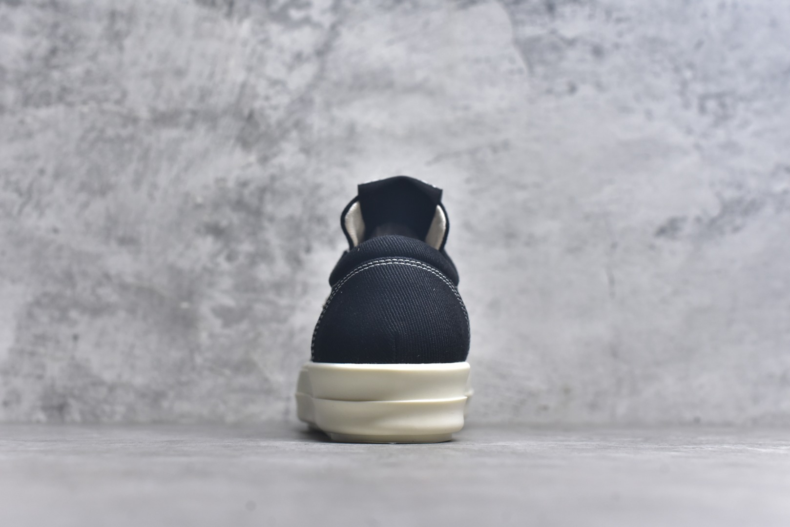 图片[5]-#【名称】好莱坞联名长鞋舌大匡威 RO / Rick Owens DRKSHDW 瑞克·欧文斯【副线】 【款式】 长鞋舌/低帮大匡威/高盎司帆布 【布料】 东莞原厂进口斜纹高盎司帆布 【鞋带】 鞋带采用水染定织法工艺，高密度之下，透出光泽感！ 【鞋头】细腻头层小牛皮，奶白软糯！ 【鞋底】TPU大底奶香味！硬度、肤感一比一！鞋底logo钢印清晰正确！ 【鞋垫】独家私人开模压印！牛皮贴面，双层复合！ 【尺码】 36 37 38 39 40 41 42 43 44 45 46！-选品中心