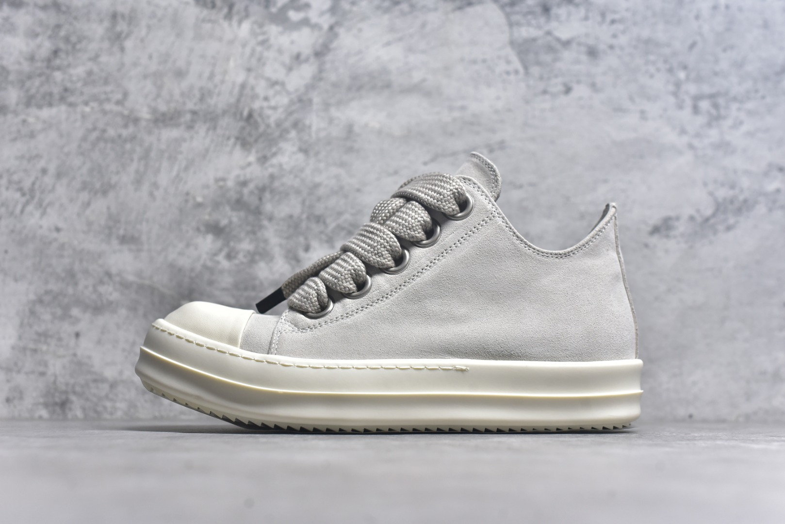 #【名称】灰白麂皮粗鞋带大匡威 RO / Rick Owens 瑞克·欧文斯【主线】 【款式】 低帮/粗鞋带/大匡威 【布料】 东莞原厂进口高丝光麂皮 【鞋带】 鞋带采用水染定织法工艺，高密度之下，透出光泽感！粗鞋带设计，鞋头胶头锁住！ 【鞋头】斜翘头45度，优雅质感！头层小牛皮，乳白色！ 【鞋底】TPU大底奶香味！硬度、肤感一比一！鞋底logo钢印清晰正确！ 【鞋垫】独家私人开模压印！牛皮贴面，三层夹心复合！ 【尺码】 36 37 38 39 40 41 42 43 44 45 46！-选品中心