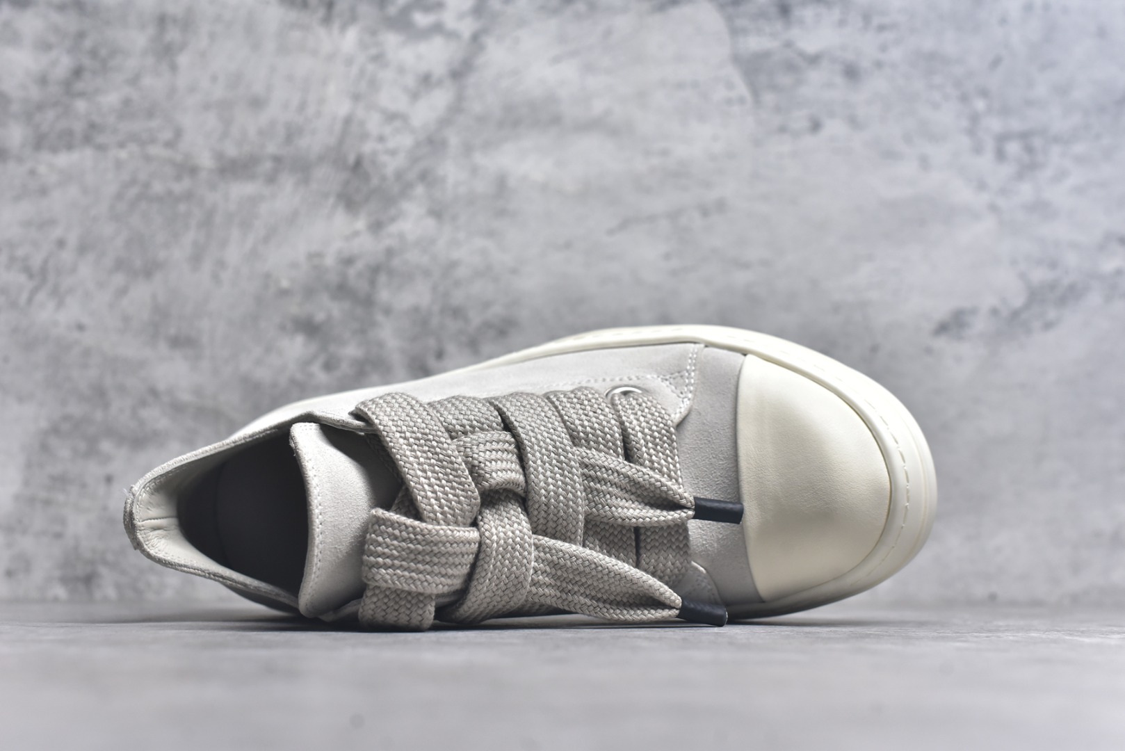 图片[4]-#【名称】灰白麂皮粗鞋带大匡威 RO / Rick Owens 瑞克·欧文斯【主线】 【款式】 低帮/粗鞋带/大匡威 【布料】 东莞原厂进口高丝光麂皮 【鞋带】 鞋带采用水染定织法工艺，高密度之下，透出光泽感！粗鞋带设计，鞋头胶头锁住！ 【鞋头】斜翘头45度，优雅质感！头层小牛皮，乳白色！ 【鞋底】TPU大底奶香味！硬度、肤感一比一！鞋底logo钢印清晰正确！ 【鞋垫】独家私人开模压印！牛皮贴面，三层夹心复合！ 【尺码】 36 37 38 39 40 41 42 43 44 45 46！-选品中心