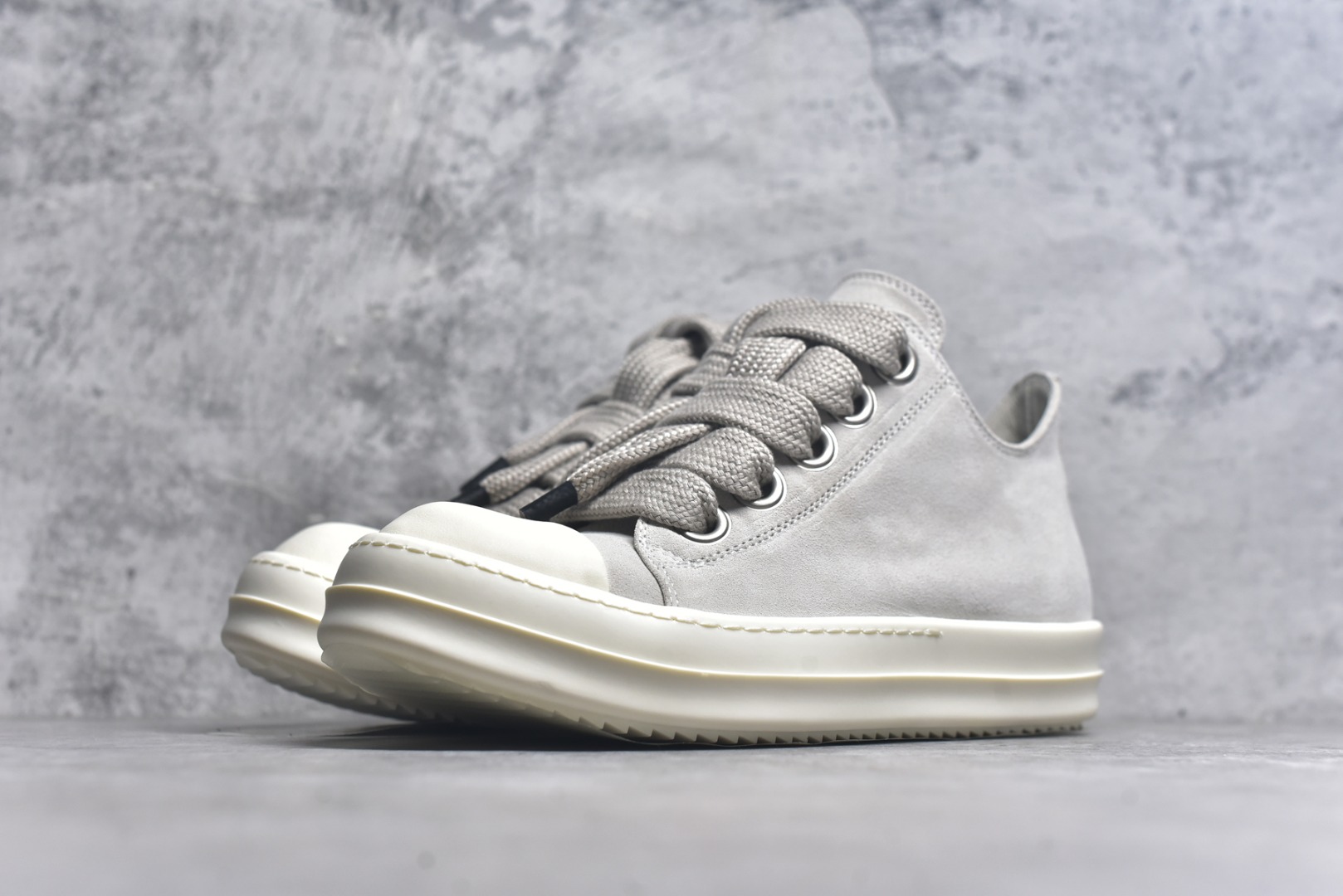 图片[2]-#【名称】灰白麂皮粗鞋带大匡威 RO / Rick Owens 瑞克·欧文斯【主线】 【款式】 低帮/粗鞋带/大匡威 【布料】 东莞原厂进口高丝光麂皮 【鞋带】 鞋带采用水染定织法工艺，高密度之下，透出光泽感！粗鞋带设计，鞋头胶头锁住！ 【鞋头】斜翘头45度，优雅质感！头层小牛皮，乳白色！ 【鞋底】TPU大底奶香味！硬度、肤感一比一！鞋底logo钢印清晰正确！ 【鞋垫】独家私人开模压印！牛皮贴面，三层夹心复合！ 【尺码】 36 37 38 39 40 41 42 43 44 45 46！-选品中心