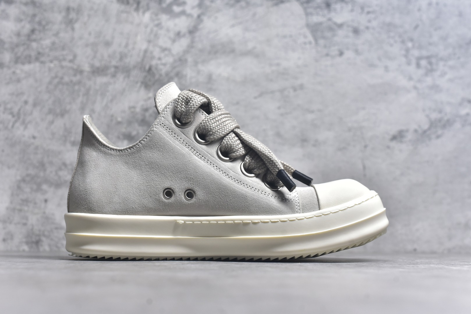 图片[3]-#【名称】灰白麂皮粗鞋带大匡威 RO / Rick Owens 瑞克·欧文斯【主线】 【款式】 低帮/粗鞋带/大匡威 【布料】 东莞原厂进口高丝光麂皮 【鞋带】 鞋带采用水染定织法工艺，高密度之下，透出光泽感！粗鞋带设计，鞋头胶头锁住！ 【鞋头】斜翘头45度，优雅质感！头层小牛皮，乳白色！ 【鞋底】TPU大底奶香味！硬度、肤感一比一！鞋底logo钢印清晰正确！ 【鞋垫】独家私人开模压印！牛皮贴面，三层夹心复合！ 【尺码】 36 37 38 39 40 41 42 43 44 45 46！-选品中心