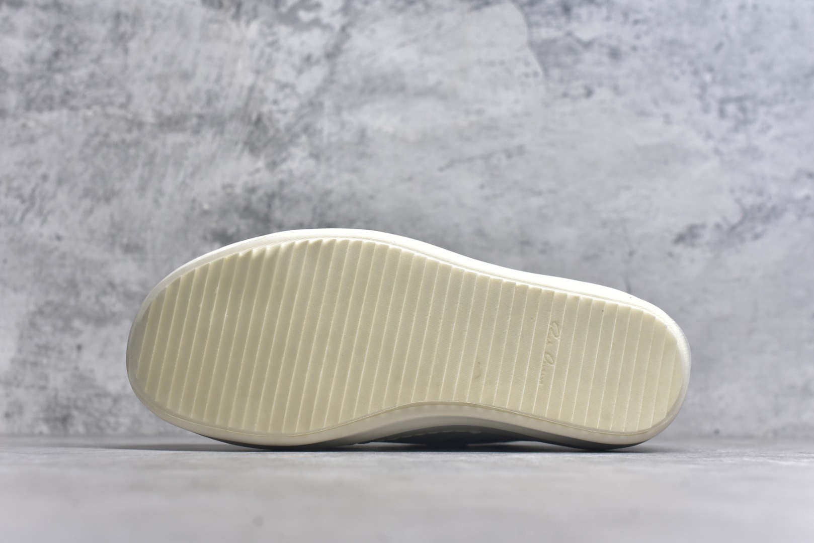 图片[6]-#【名称】灰白麂皮粗鞋带大匡威 RO / Rick Owens 瑞克·欧文斯【主线】 【款式】 低帮/粗鞋带/大匡威 【布料】 东莞原厂进口高丝光麂皮 【鞋带】 鞋带采用水染定织法工艺，高密度之下，透出光泽感！粗鞋带设计，鞋头胶头锁住！ 【鞋头】斜翘头45度，优雅质感！头层小牛皮，乳白色！ 【鞋底】TPU大底奶香味！硬度、肤感一比一！鞋底logo钢印清晰正确！ 【鞋垫】独家私人开模压印！牛皮贴面，三层夹心复合！ 【尺码】 36 37 38 39 40 41 42 43 44 45 46！-选品中心