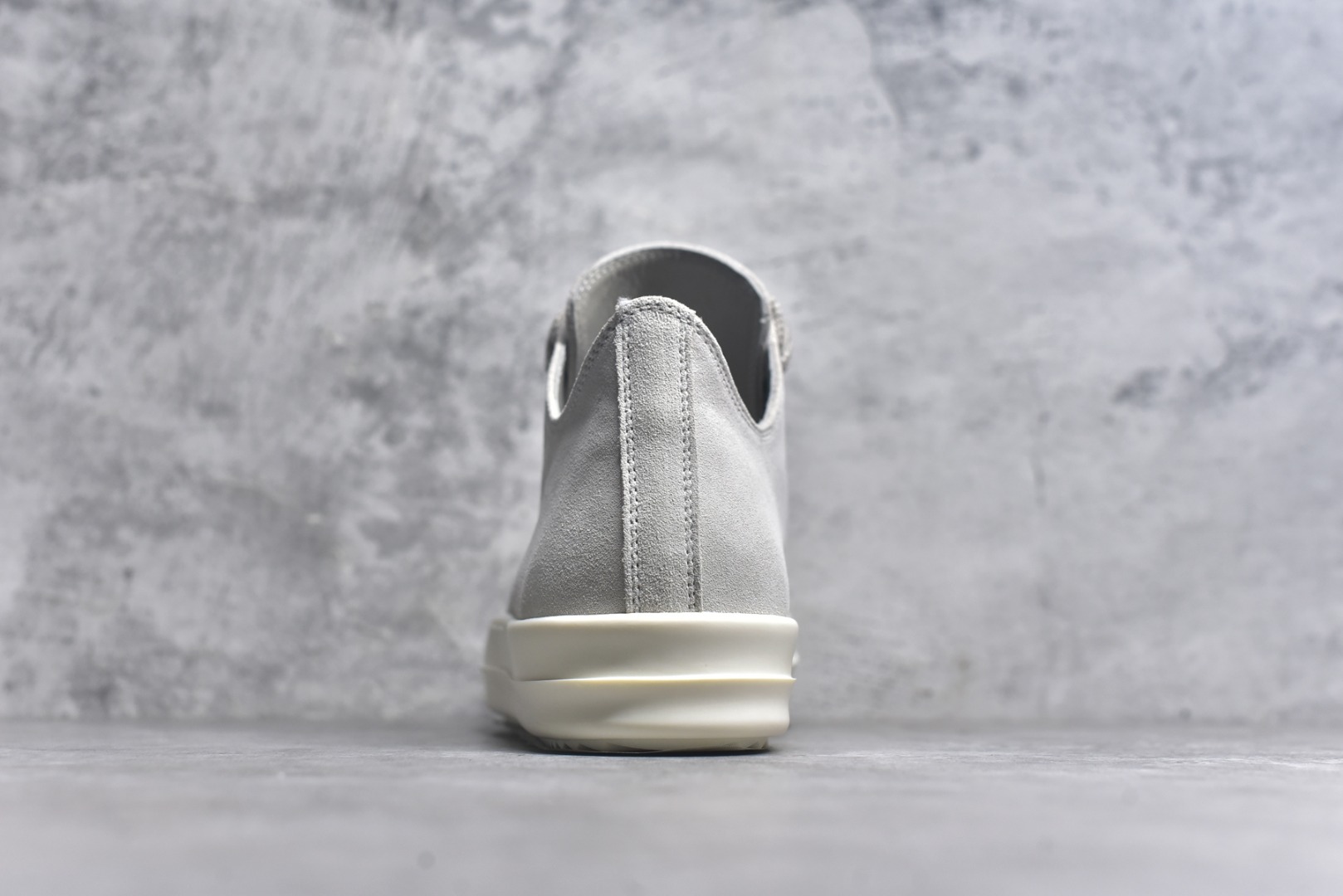 图片[5]-#【名称】灰白麂皮粗鞋带大匡威 RO / Rick Owens 瑞克·欧文斯【主线】 【款式】 低帮/粗鞋带/大匡威 【布料】 东莞原厂进口高丝光麂皮 【鞋带】 鞋带采用水染定织法工艺，高密度之下，透出光泽感！粗鞋带设计，鞋头胶头锁住！ 【鞋头】斜翘头45度，优雅质感！头层小牛皮，乳白色！ 【鞋底】TPU大底奶香味！硬度、肤感一比一！鞋底logo钢印清晰正确！ 【鞋垫】独家私人开模压印！牛皮贴面，三层夹心复合！ 【尺码】 36 37 38 39 40 41 42 43 44 45 46！-选品中心