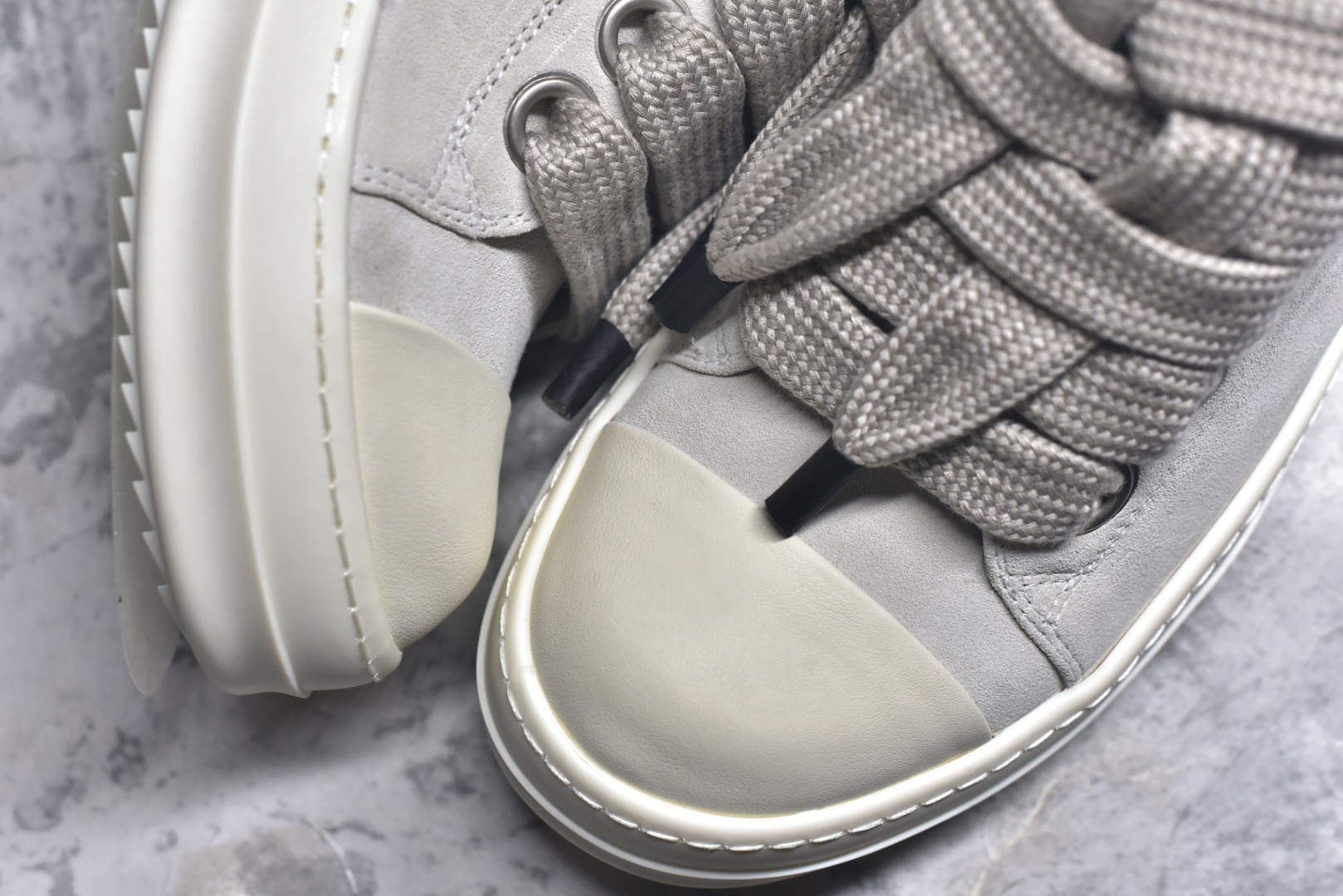 图片[8]-#【名称】灰白麂皮粗鞋带大匡威 RO / Rick Owens 瑞克·欧文斯【主线】 【款式】 低帮/粗鞋带/大匡威 【布料】 东莞原厂进口高丝光麂皮 【鞋带】 鞋带采用水染定织法工艺，高密度之下，透出光泽感！粗鞋带设计，鞋头胶头锁住！ 【鞋头】斜翘头45度，优雅质感！头层小牛皮，乳白色！ 【鞋底】TPU大底奶香味！硬度、肤感一比一！鞋底logo钢印清晰正确！ 【鞋垫】独家私人开模压印！牛皮贴面，三层夹心复合！ 【尺码】 36 37 38 39 40 41 42 43 44 45 46！-选品中心