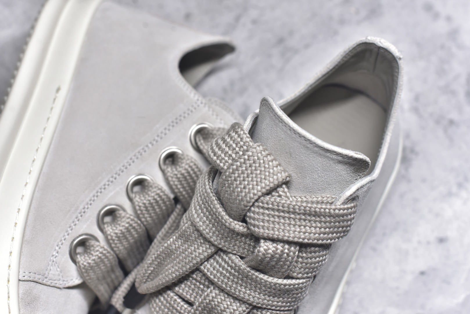 图片[9]-#【名称】灰白麂皮粗鞋带大匡威 RO / Rick Owens 瑞克·欧文斯【主线】 【款式】 低帮/粗鞋带/大匡威 【布料】 东莞原厂进口高丝光麂皮 【鞋带】 鞋带采用水染定织法工艺，高密度之下，透出光泽感！粗鞋带设计，鞋头胶头锁住！ 【鞋头】斜翘头45度，优雅质感！头层小牛皮，乳白色！ 【鞋底】TPU大底奶香味！硬度、肤感一比一！鞋底logo钢印清晰正确！ 【鞋垫】独家私人开模压印！牛皮贴面，三层夹心复合！ 【尺码】 36 37 38 39 40 41 42 43 44 45 46！-选品中心