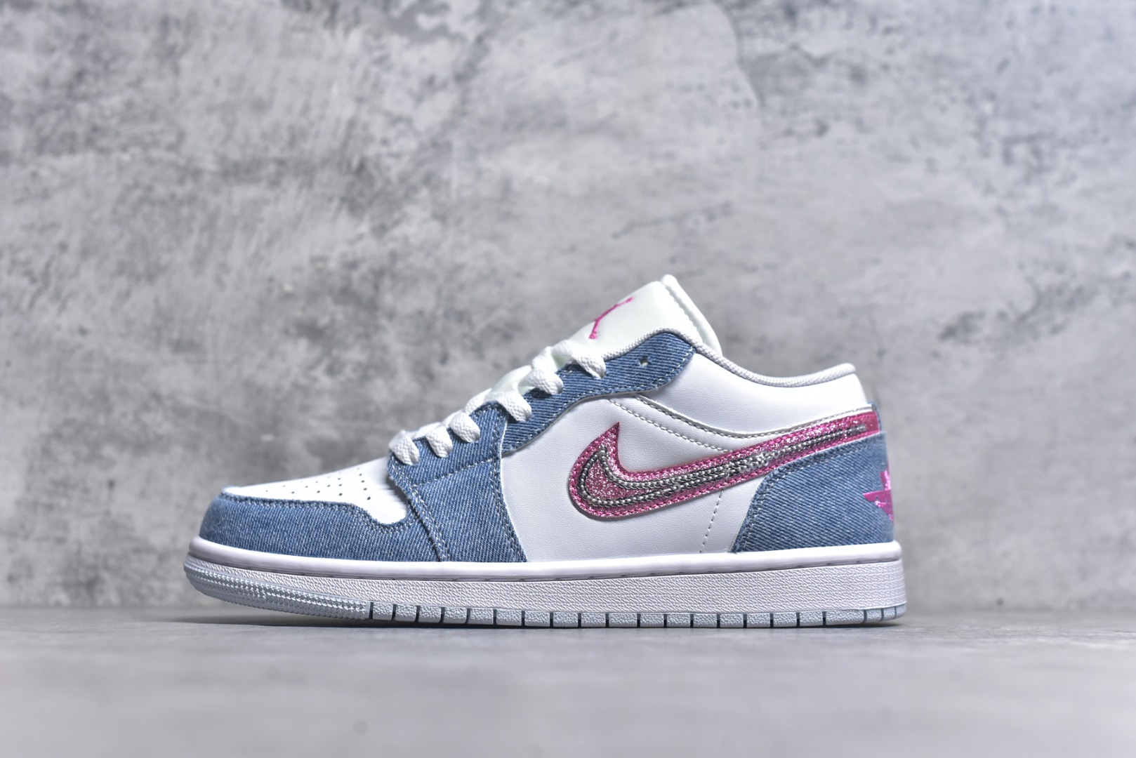 #Air Jordan 1 Low AJ1 乔1牛仔蓝粉亮片 低帮文化休闲板鞋 HQ2001 400 市场唯一独家头层皮打造 原鞋原档案开发 原厂皮料 原档冲孔鞋头 正确满胶鞋垫 四线拉帮 原厂织唛标 鞋舌高弹海绵填充 尺码：36-46-选品中心