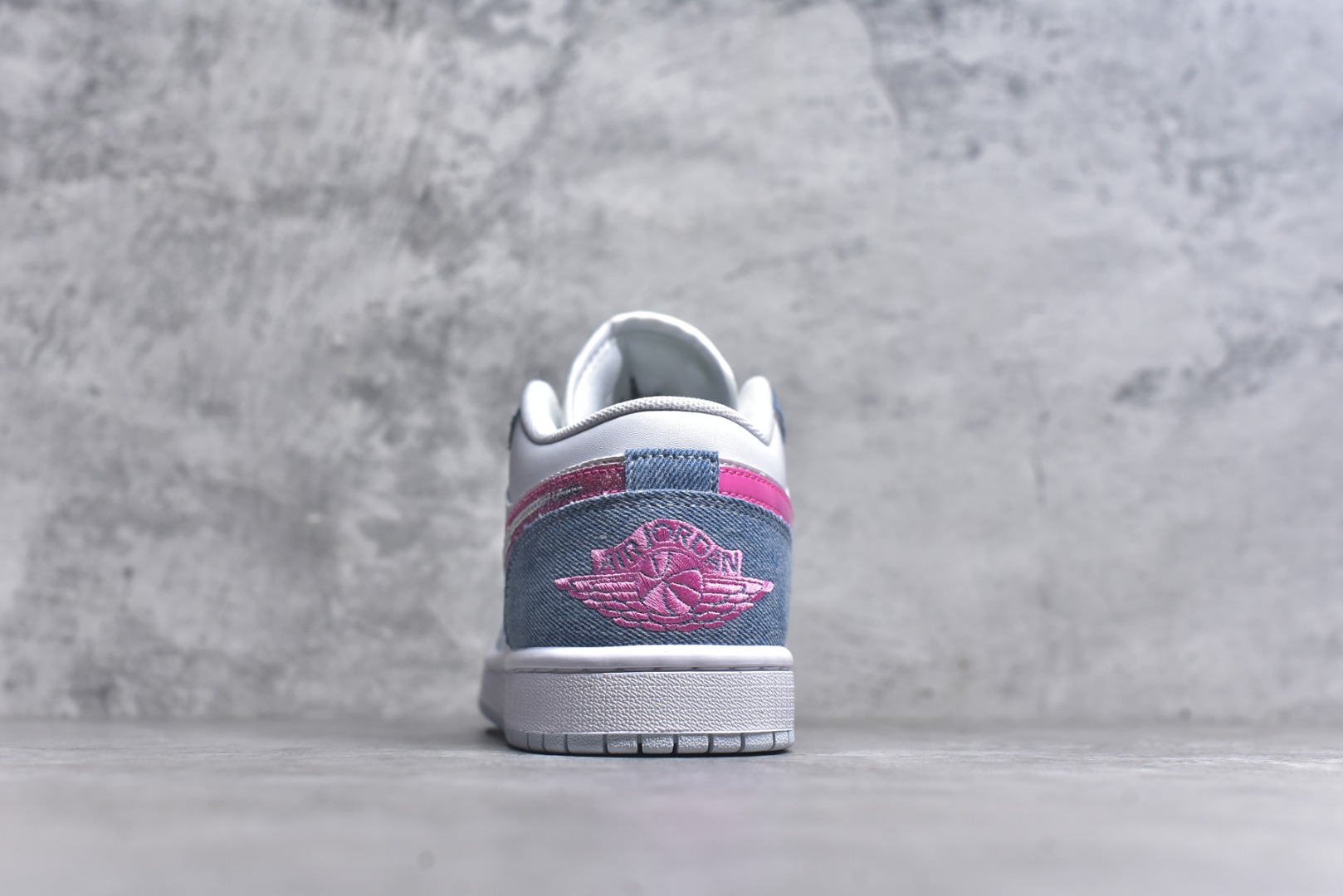 图片[5]-#Air Jordan 1 Low AJ1 乔1牛仔蓝粉亮片 低帮文化休闲板鞋 HQ2001 400 市场唯一独家头层皮打造 原鞋原档案开发 原厂皮料 原档冲孔鞋头 正确满胶鞋垫 四线拉帮 原厂织唛标 鞋舌高弹海绵填充 尺码：36-46-选品中心