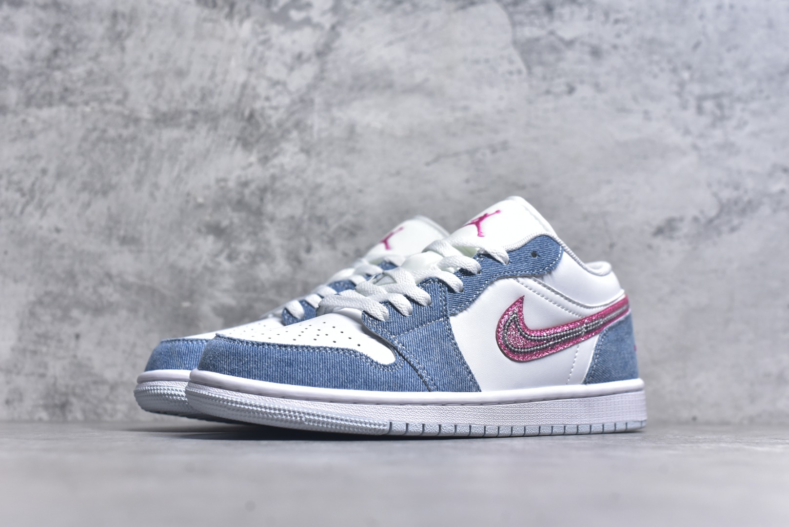 图片[2]-#Air Jordan 1 Low AJ1 乔1牛仔蓝粉亮片 低帮文化休闲板鞋 HQ2001 400 市场唯一独家头层皮打造 原鞋原档案开发 原厂皮料 原档冲孔鞋头 正确满胶鞋垫 四线拉帮 原厂织唛标 鞋舌高弹海绵填充 尺码：36-46-选品中心