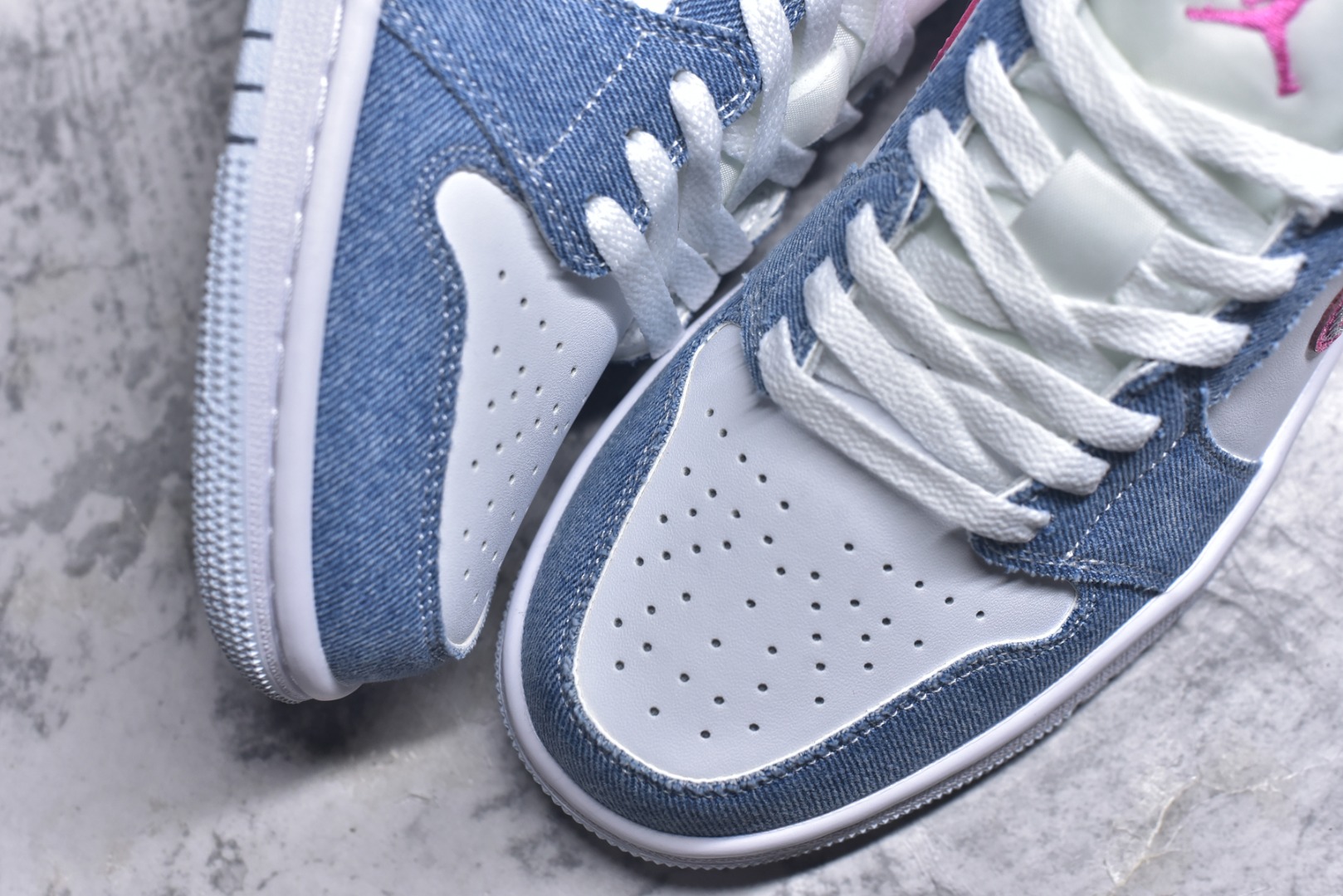 图片[8]-#Air Jordan 1 Low AJ1 乔1牛仔蓝粉亮片 低帮文化休闲板鞋 HQ2001 400 市场唯一独家头层皮打造 原鞋原档案开发 原厂皮料 原档冲孔鞋头 正确满胶鞋垫 四线拉帮 原厂织唛标 鞋舌高弹海绵填充 尺码：36-46-选品中心