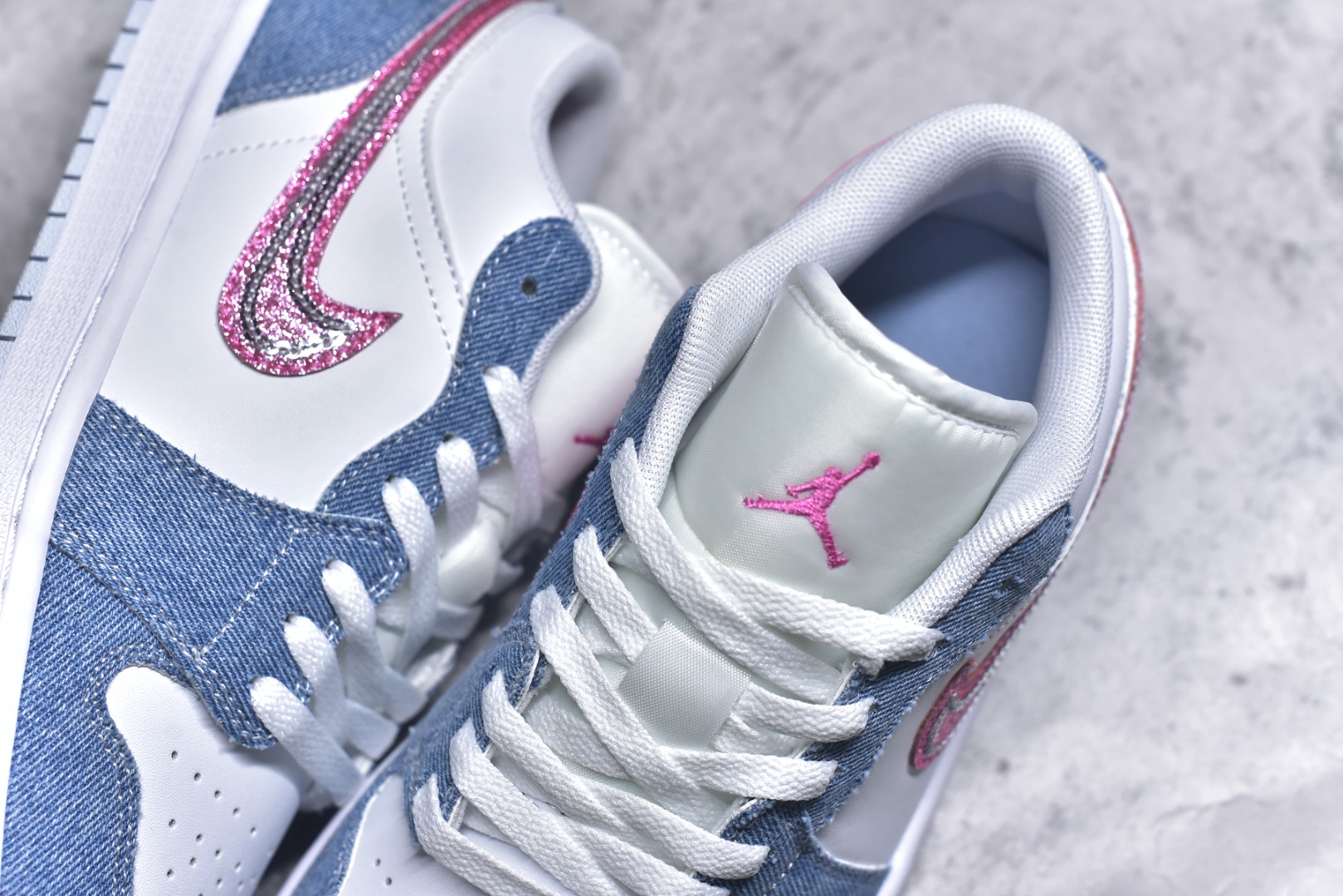 图片[9]-#Air Jordan 1 Low AJ1 乔1牛仔蓝粉亮片 低帮文化休闲板鞋 HQ2001 400 市场唯一独家头层皮打造 原鞋原档案开发 原厂皮料 原档冲孔鞋头 正确满胶鞋垫 四线拉帮 原厂织唛标 鞋舌高弹海绵填充 尺码：36-46-选品中心