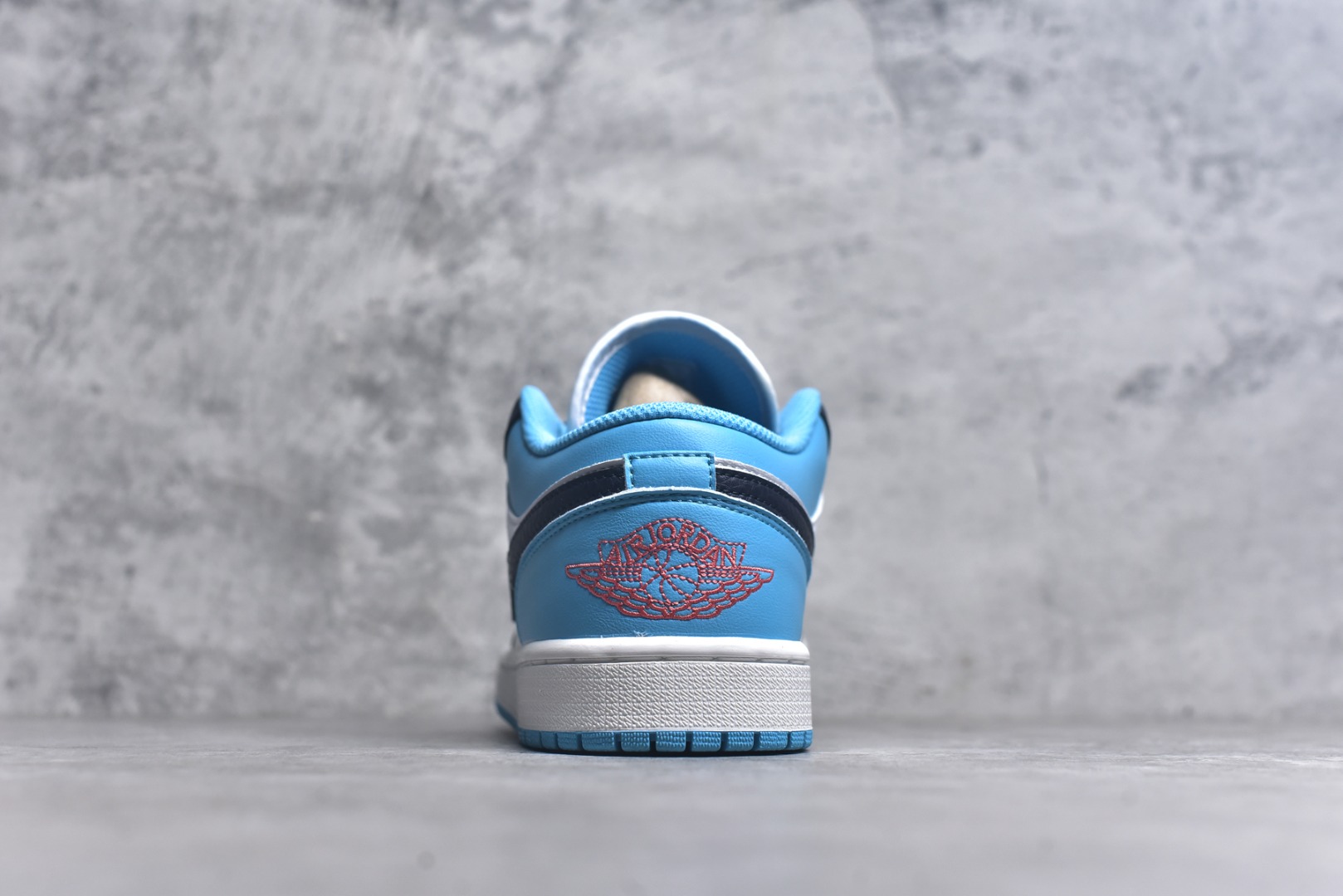 图片[5]-#Air Jordan 1 Low AJ1 乔1白蓝 低帮文化休闲板鞋 553558 149 市场唯一独家头层皮打造 原鞋原档案开发 原厂皮料 原档冲孔鞋头 正确满胶鞋垫 四线拉帮 原厂织唛标 鞋舌高弹海绵填充 尺码：36-46（半）-选品中心