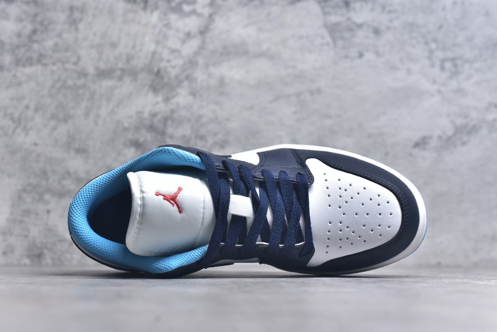 图片[4]-#Air Jordan 1 Low AJ1 乔1白蓝 低帮文化休闲板鞋 553558 149 市场唯一独家头层皮打造 原鞋原档案开发 原厂皮料 原档冲孔鞋头 正确满胶鞋垫 四线拉帮 原厂织唛标 鞋舌高弹海绵填充 尺码：36-46（半）-选品中心