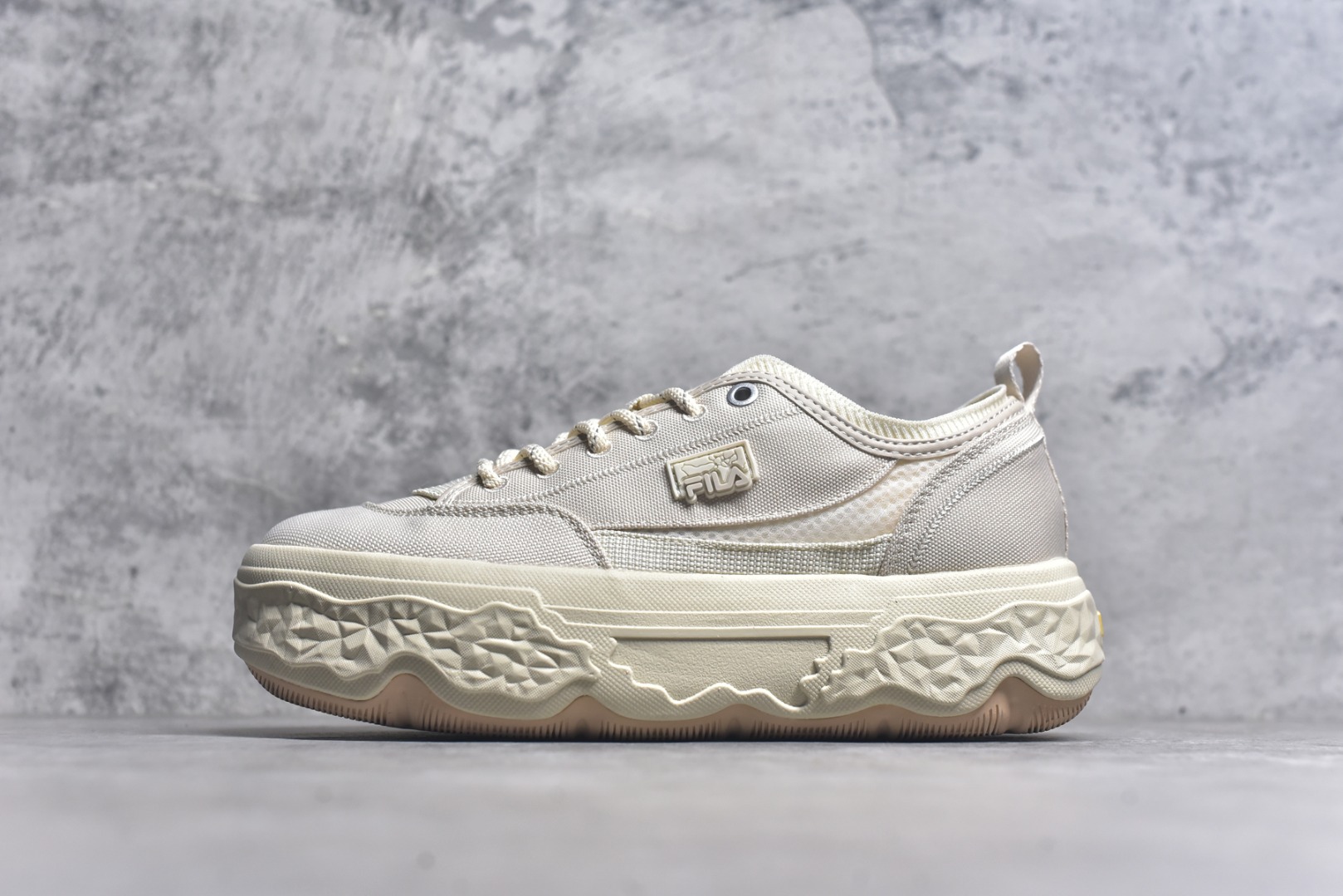 #FILA ROCK 斐乐岩石鞋舒适百搭轻便耐磨透气减震低帮帆布鞋 FUSION 系列传承了 FILA 的百年基因，融入年轻运动及潮流文化，成为引领变革、创新突破的一代。以“1+N” 的跨界合作模式重现经典的同时创造经典。带来最出其不意的跨界合作惊喜。同时，FILAFUSION把FILA 的 DNA 融入到定制体验里，你可以随心制造厲于你的产品。FILA FUSION 的鞋家族涵盖了老爹鞋、跑步鞋、网球鞋、季节款。风格复古新潮，满足了时尚人士出行及各类运动的搭配需求，成为当下年轻人筷拥的鞋类品牌之一。FILA FUSION 走进年轻人的世界，通过年轻人运动，街舞，滑板，篮球，展现 FILA FUSION 的潮流态度和年轻文化。FILA FUSION 认为末来属于引领变革、创新突破的年轻一代，让我们一起构成 FILA 未来的蓝图吧！尺码：35.5 36 36.5 37.5 38 38.5 39 40 40.5 41 42 42.5 43 44 44.5-选品中心