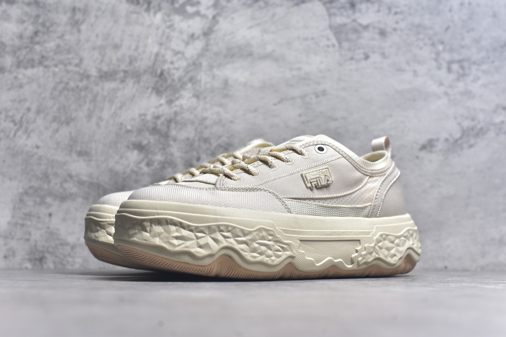 图片[2]-#FILA ROCK 斐乐岩石鞋舒适百搭轻便耐磨透气减震低帮帆布鞋 FUSION 系列传承了 FILA 的百年基因，融入年轻运动及潮流文化，成为引领变革、创新突破的一代。以“1+N” 的跨界合作模式重现经典的同时创造经典。带来最出其不意的跨界合作惊喜。同时，FILAFUSION把FILA 的 DNA 融入到定制体验里，你可以随心制造厲于你的产品。FILA FUSION 的鞋家族涵盖了老爹鞋、跑步鞋、网球鞋、季节款。风格复古新潮，满足了时尚人士出行及各类运动的搭配需求，成为当下年轻人筷拥的鞋类品牌之一。FILA FUSION 走进年轻人的世界，通过年轻人运动，街舞，滑板，篮球，展现 FILA FUSION 的潮流态度和年轻文化。FILA FUSION 认为末来属于引领变革、创新突破的年轻一代，让我们一起构成 FILA 未来的蓝图吧！尺码：35.5 36 36.5 37.5 38 38.5 39 40 40.5 41 42 42.5 43 44 44.5-选品中心