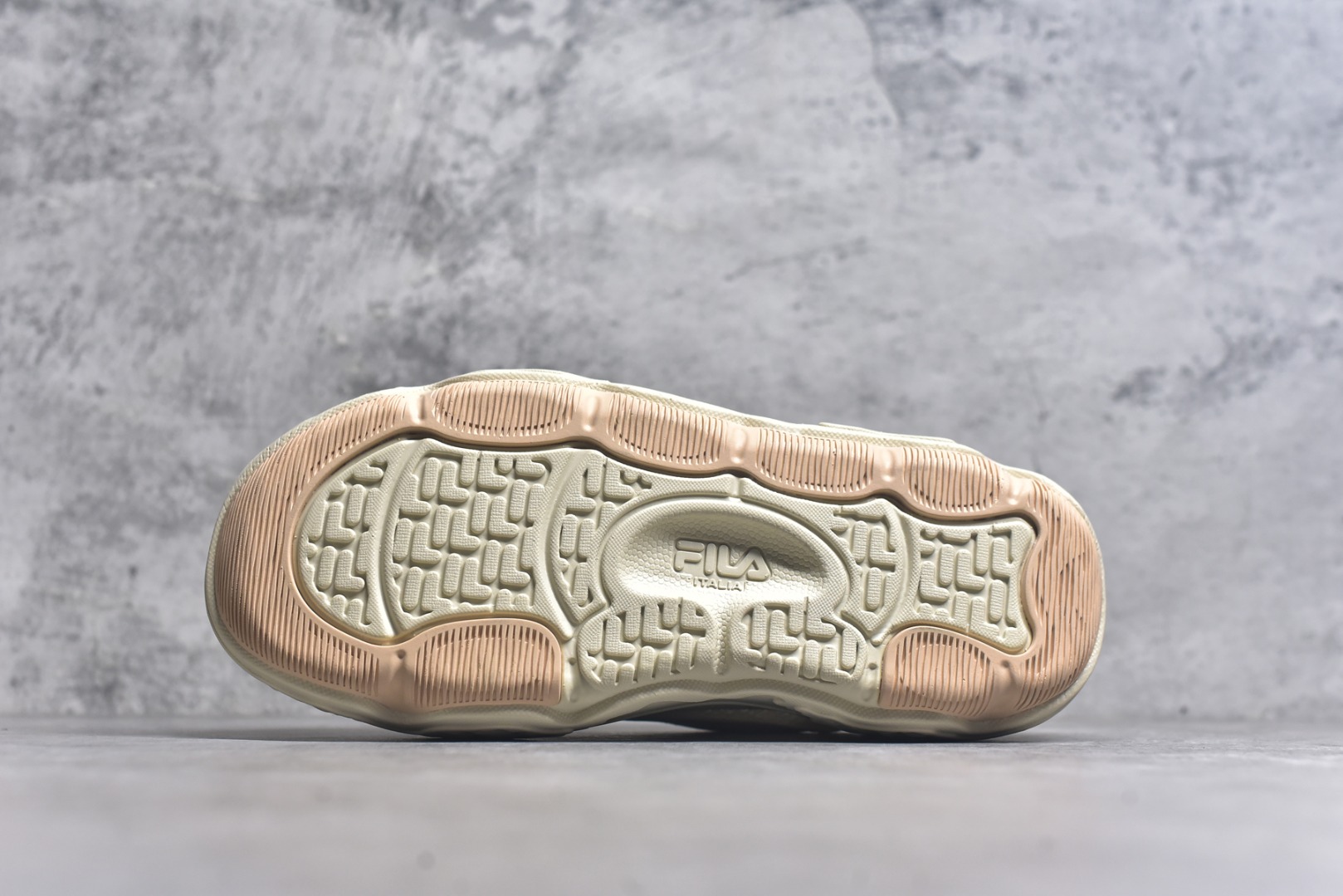 图片[6]-#FILA ROCK 斐乐岩石鞋舒适百搭轻便耐磨透气减震低帮帆布鞋 FUSION 系列传承了 FILA 的百年基因，融入年轻运动及潮流文化，成为引领变革、创新突破的一代。以“1+N” 的跨界合作模式重现经典的同时创造经典。带来最出其不意的跨界合作惊喜。同时，FILAFUSION把FILA 的 DNA 融入到定制体验里，你可以随心制造厲于你的产品。FILA FUSION 的鞋家族涵盖了老爹鞋、跑步鞋、网球鞋、季节款。风格复古新潮，满足了时尚人士出行及各类运动的搭配需求，成为当下年轻人筷拥的鞋类品牌之一。FILA FUSION 走进年轻人的世界，通过年轻人运动，街舞，滑板，篮球，展现 FILA FUSION 的潮流态度和年轻文化。FILA FUSION 认为末来属于引领变革、创新突破的年轻一代，让我们一起构成 FILA 未来的蓝图吧！尺码：35.5 36 36.5 37.5 38 38.5 39 40 40.5 41 42 42.5 43 44 44.5-选品中心