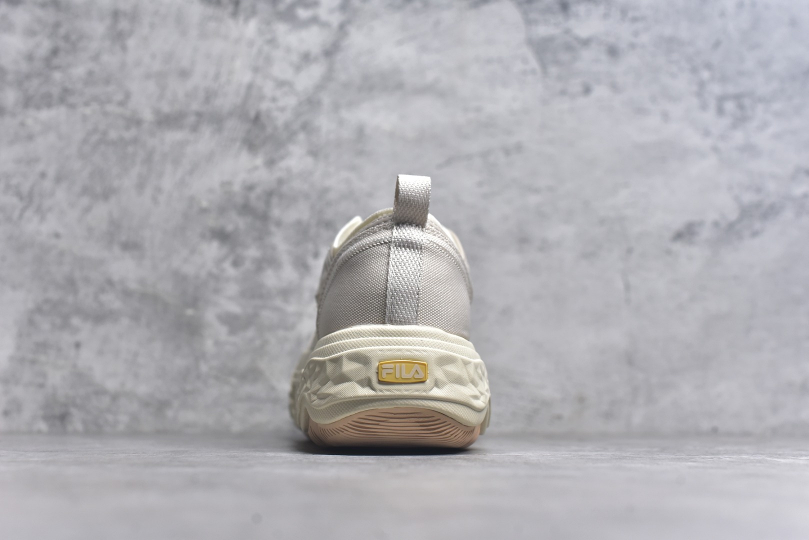 图片[5]-#FILA ROCK 斐乐岩石鞋舒适百搭轻便耐磨透气减震低帮帆布鞋 FUSION 系列传承了 FILA 的百年基因，融入年轻运动及潮流文化，成为引领变革、创新突破的一代。以“1+N” 的跨界合作模式重现经典的同时创造经典。带来最出其不意的跨界合作惊喜。同时，FILAFUSION把FILA 的 DNA 融入到定制体验里，你可以随心制造厲于你的产品。FILA FUSION 的鞋家族涵盖了老爹鞋、跑步鞋、网球鞋、季节款。风格复古新潮，满足了时尚人士出行及各类运动的搭配需求，成为当下年轻人筷拥的鞋类品牌之一。FILA FUSION 走进年轻人的世界，通过年轻人运动，街舞，滑板，篮球，展现 FILA FUSION 的潮流态度和年轻文化。FILA FUSION 认为末来属于引领变革、创新突破的年轻一代，让我们一起构成 FILA 未来的蓝图吧！尺码：35.5 36 36.5 37.5 38 38.5 39 40 40.5 41 42 42.5 43 44 44.5-选品中心