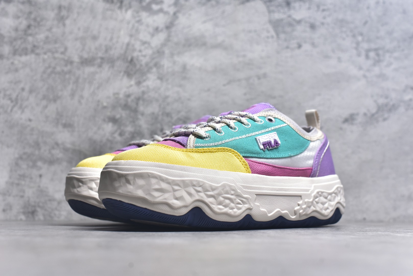 图片[2]-#FILA ROCK 斐乐岩石鞋舒适百搭轻便耐磨透气减震低帮帆布鞋 FUSION 系列传承了 FILA 的百年基因，融入年轻运动及潮流文化，成为引领变革、创新突破的一代。以“1+N” 的跨界合作模式重现经典的同时创造经典。带来最出其不意的跨界合作惊喜。同时，FILAFUSION把FILA 的 DNA 融入到定制体验里，你可以随心制造厲于你的产品。FILA FUSION 的鞋家族涵盖了老爹鞋、跑步鞋、网球鞋、季节款。风格复古新潮，满足了时尚人士出行及各类运动的搭配需求，成为当下年轻人筷拥的鞋类品牌之一。FILA FUSION 走进年轻人的世界，通过年轻人运动，街舞，滑板，篮球，展现 FILA FUSION 的潮流态度和年轻文化。FILA FUSION 认为末来属于引领变革、创新突破的年轻一代，让我们一起构成 FILA 未来的蓝图吧！尺码：35.5 36 36.5 37.5 38 38.5 39 40 40.5 41 42 42.5 43 44 44.5-选品中心