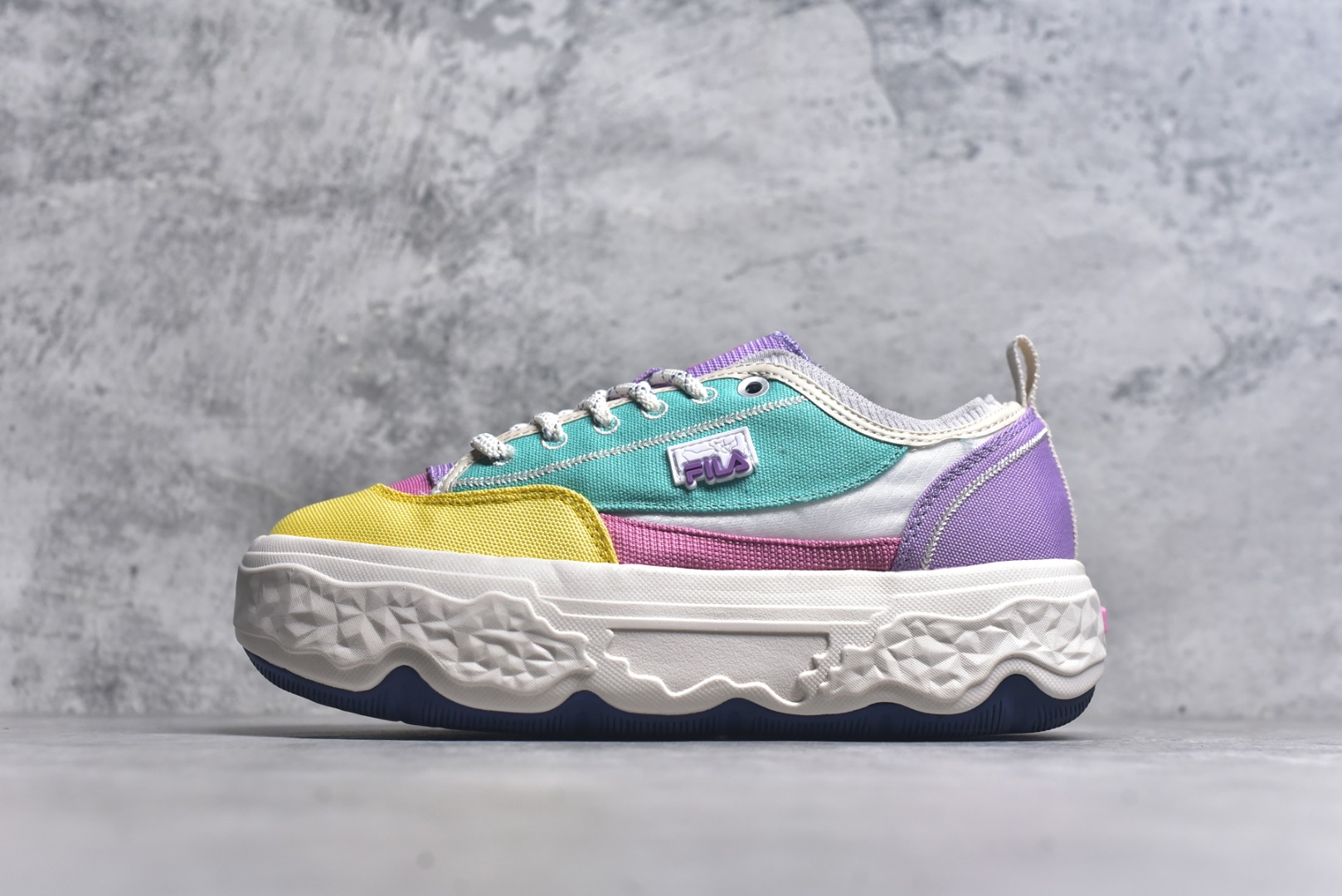 #FILA ROCK 斐乐岩石鞋舒适百搭轻便耐磨透气减震低帮帆布鞋 FUSION 系列传承了 FILA 的百年基因，融入年轻运动及潮流文化，成为引领变革、创新突破的一代。以“1+N” 的跨界合作模式重现经典的同时创造经典。带来最出其不意的跨界合作惊喜。同时，FILAFUSION把FILA 的 DNA 融入到定制体验里，你可以随心制造厲于你的产品。FILA FUSION 的鞋家族涵盖了老爹鞋、跑步鞋、网球鞋、季节款。风格复古新潮，满足了时尚人士出行及各类运动的搭配需求，成为当下年轻人筷拥的鞋类品牌之一。FILA FUSION 走进年轻人的世界，通过年轻人运动，街舞，滑板，篮球，展现 FILA FUSION 的潮流态度和年轻文化。FILA FUSION 认为末来属于引领变革、创新突破的年轻一代，让我们一起构成 FILA 未来的蓝图吧！尺码：35.5 36 36.5 37.5 38 38.5 39 40 40.5 41 42 42.5 43 44 44.5-选品中心