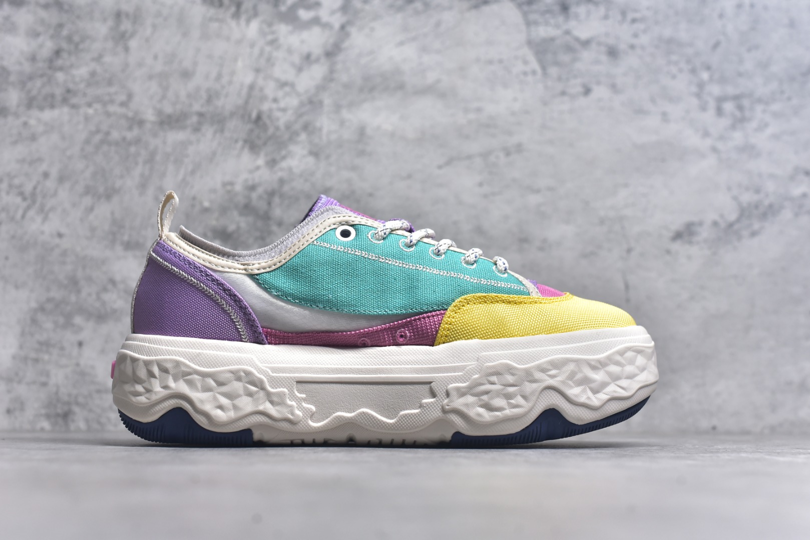 图片[3]-#FILA ROCK 斐乐岩石鞋舒适百搭轻便耐磨透气减震低帮帆布鞋 FUSION 系列传承了 FILA 的百年基因，融入年轻运动及潮流文化，成为引领变革、创新突破的一代。以“1+N” 的跨界合作模式重现经典的同时创造经典。带来最出其不意的跨界合作惊喜。同时，FILAFUSION把FILA 的 DNA 融入到定制体验里，你可以随心制造厲于你的产品。FILA FUSION 的鞋家族涵盖了老爹鞋、跑步鞋、网球鞋、季节款。风格复古新潮，满足了时尚人士出行及各类运动的搭配需求，成为当下年轻人筷拥的鞋类品牌之一。FILA FUSION 走进年轻人的世界，通过年轻人运动，街舞，滑板，篮球，展现 FILA FUSION 的潮流态度和年轻文化。FILA FUSION 认为末来属于引领变革、创新突破的年轻一代，让我们一起构成 FILA 未来的蓝图吧！尺码：35.5 36 36.5 37.5 38 38.5 39 40 40.5 41 42 42.5 43 44 44.5-选品中心