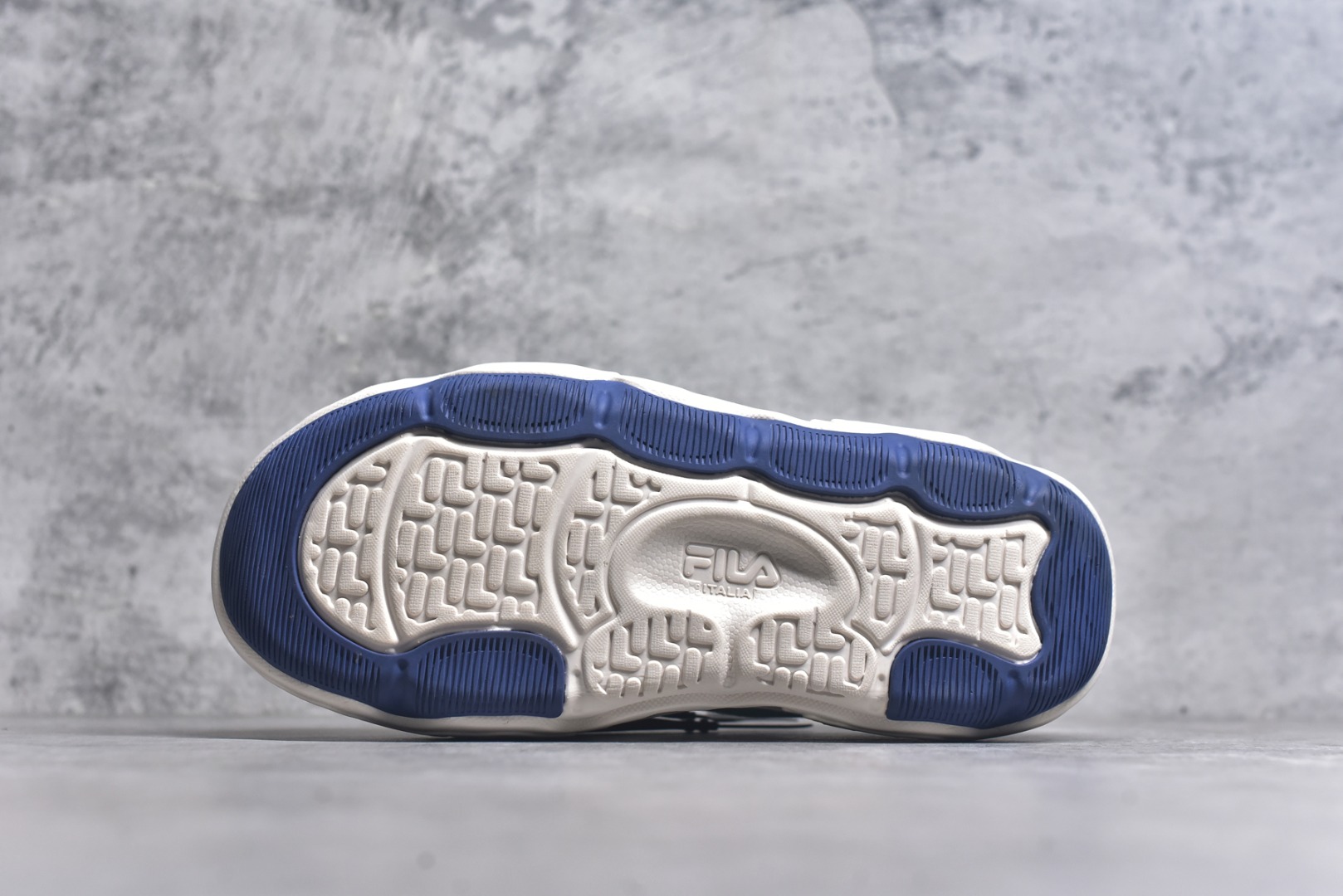 图片[6]-#FILA ROCK 斐乐岩石鞋舒适百搭轻便耐磨透气减震低帮帆布鞋 FUSION 系列传承了 FILA 的百年基因，融入年轻运动及潮流文化，成为引领变革、创新突破的一代。以“1+N” 的跨界合作模式重现经典的同时创造经典。带来最出其不意的跨界合作惊喜。同时，FILAFUSION把FILA 的 DNA 融入到定制体验里，你可以随心制造厲于你的产品。FILA FUSION 的鞋家族涵盖了老爹鞋、跑步鞋、网球鞋、季节款。风格复古新潮，满足了时尚人士出行及各类运动的搭配需求，成为当下年轻人筷拥的鞋类品牌之一。FILA FUSION 走进年轻人的世界，通过年轻人运动，街舞，滑板，篮球，展现 FILA FUSION 的潮流态度和年轻文化。FILA FUSION 认为末来属于引领变革、创新突破的年轻一代，让我们一起构成 FILA 未来的蓝图吧！尺码：35.5 36 36.5 37.5 38 38.5 39 40 40.5 41 42 42.5 43 44 44.5-选品中心