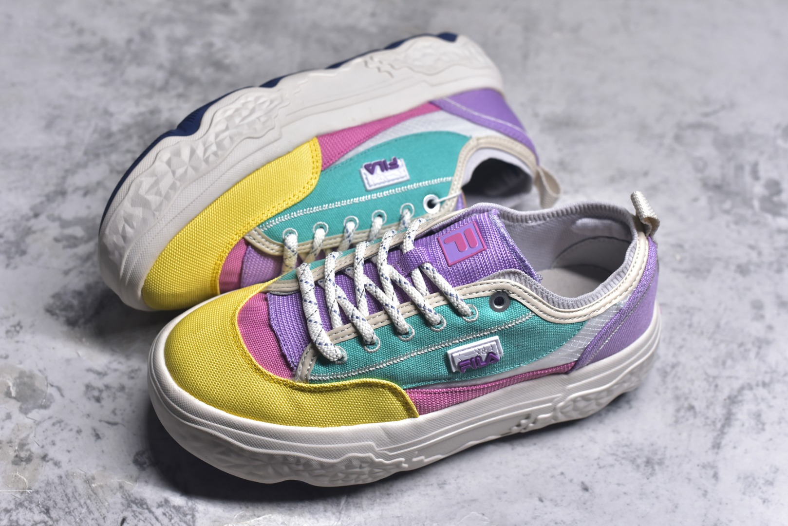 图片[7]-#FILA ROCK 斐乐岩石鞋舒适百搭轻便耐磨透气减震低帮帆布鞋 FUSION 系列传承了 FILA 的百年基因，融入年轻运动及潮流文化，成为引领变革、创新突破的一代。以“1+N” 的跨界合作模式重现经典的同时创造经典。带来最出其不意的跨界合作惊喜。同时，FILAFUSION把FILA 的 DNA 融入到定制体验里，你可以随心制造厲于你的产品。FILA FUSION 的鞋家族涵盖了老爹鞋、跑步鞋、网球鞋、季节款。风格复古新潮，满足了时尚人士出行及各类运动的搭配需求，成为当下年轻人筷拥的鞋类品牌之一。FILA FUSION 走进年轻人的世界，通过年轻人运动，街舞，滑板，篮球，展现 FILA FUSION 的潮流态度和年轻文化。FILA FUSION 认为末来属于引领变革、创新突破的年轻一代，让我们一起构成 FILA 未来的蓝图吧！尺码：35.5 36 36.5 37.5 38 38.5 39 40 40.5 41 42 42.5 43 44 44.5-选品中心