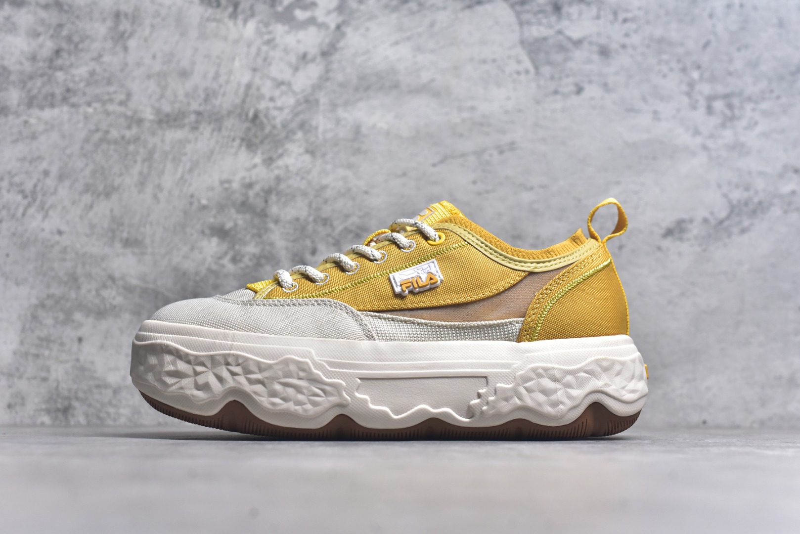 #FILA ROCK 斐乐岩石鞋舒适百搭轻便耐磨透气减震低帮帆布鞋 FUSION 系列传承了 FILA 的百年基因，融入年轻运动及潮流文化，成为引领变革、创新突破的一代。以“1+N” 的跨界合作模式重现经典的同时创造经典。带来最出其不意的跨界合作惊喜。同时，FILAFUSION把FILA 的 DNA 融入到定制体验里，你可以随心制造厲于你的产品。FILA FUSION 的鞋家族涵盖了老爹鞋、跑步鞋、网球鞋、季节款。风格复古新潮，满足了时尚人士出行及各类运动的搭配需求，成为当下年轻人筷拥的鞋类品牌之一。FILA FUSION 走进年轻人的世界，通过年轻人运动，街舞，滑板，篮球，展现 FILA FUSION 的潮流态度和年轻文化。FILA FUSION 认为末来属于引领变革、创新突破的年轻一代，让我们一起构成 FILA 未来的蓝图吧！尺码：35.5 36 36.5 37.5 38 38.5 39 40 40.5 41 42 42.5 43 44 44.5-选品中心