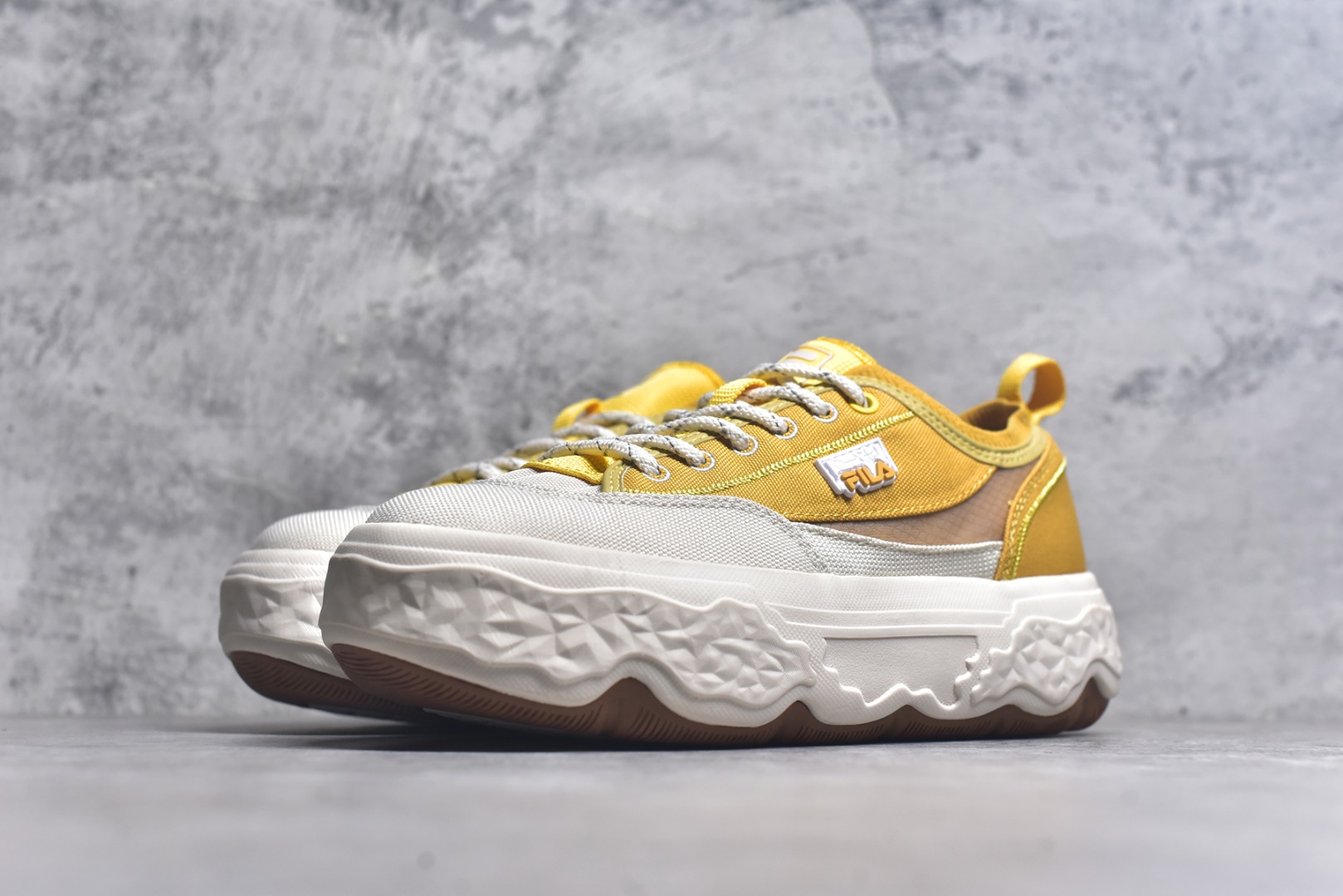 图片[2]-#FILA ROCK 斐乐岩石鞋舒适百搭轻便耐磨透气减震低帮帆布鞋 FUSION 系列传承了 FILA 的百年基因，融入年轻运动及潮流文化，成为引领变革、创新突破的一代。以“1+N” 的跨界合作模式重现经典的同时创造经典。带来最出其不意的跨界合作惊喜。同时，FILAFUSION把FILA 的 DNA 融入到定制体验里，你可以随心制造厲于你的产品。FILA FUSION 的鞋家族涵盖了老爹鞋、跑步鞋、网球鞋、季节款。风格复古新潮，满足了时尚人士出行及各类运动的搭配需求，成为当下年轻人筷拥的鞋类品牌之一。FILA FUSION 走进年轻人的世界，通过年轻人运动，街舞，滑板，篮球，展现 FILA FUSION 的潮流态度和年轻文化。FILA FUSION 认为末来属于引领变革、创新突破的年轻一代，让我们一起构成 FILA 未来的蓝图吧！尺码：35.5 36 36.5 37.5 38 38.5 39 40 40.5 41 42 42.5 43 44 44.5-选品中心