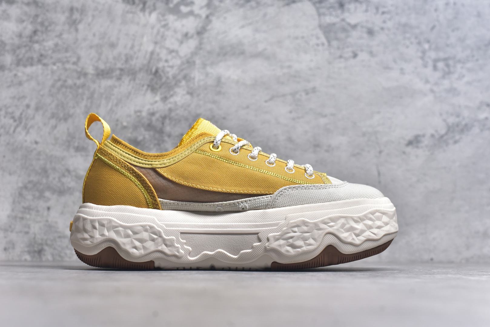 图片[3]-#FILA ROCK 斐乐岩石鞋舒适百搭轻便耐磨透气减震低帮帆布鞋 FUSION 系列传承了 FILA 的百年基因，融入年轻运动及潮流文化，成为引领变革、创新突破的一代。以“1+N” 的跨界合作模式重现经典的同时创造经典。带来最出其不意的跨界合作惊喜。同时，FILAFUSION把FILA 的 DNA 融入到定制体验里，你可以随心制造厲于你的产品。FILA FUSION 的鞋家族涵盖了老爹鞋、跑步鞋、网球鞋、季节款。风格复古新潮，满足了时尚人士出行及各类运动的搭配需求，成为当下年轻人筷拥的鞋类品牌之一。FILA FUSION 走进年轻人的世界，通过年轻人运动，街舞，滑板，篮球，展现 FILA FUSION 的潮流态度和年轻文化。FILA FUSION 认为末来属于引领变革、创新突破的年轻一代，让我们一起构成 FILA 未来的蓝图吧！尺码：35.5 36 36.5 37.5 38 38.5 39 40 40.5 41 42 42.5 43 44 44.5-选品中心
