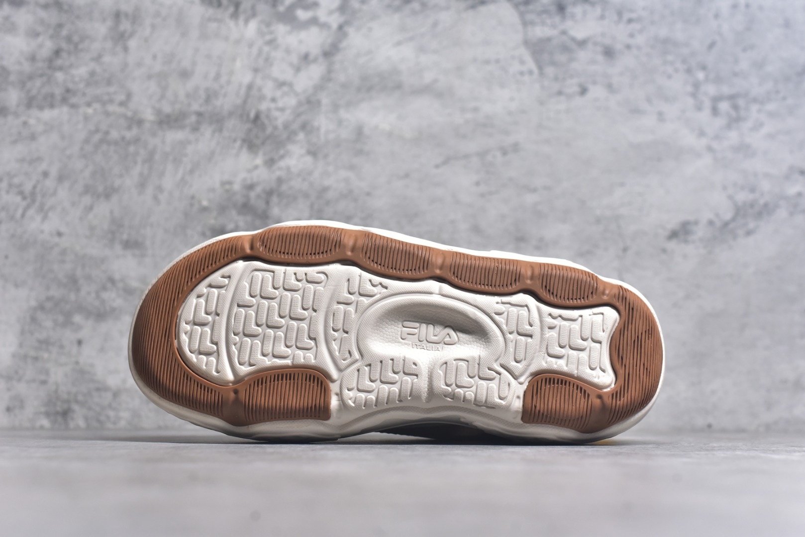 图片[6]-#FILA ROCK 斐乐岩石鞋舒适百搭轻便耐磨透气减震低帮帆布鞋 FUSION 系列传承了 FILA 的百年基因，融入年轻运动及潮流文化，成为引领变革、创新突破的一代。以“1+N” 的跨界合作模式重现经典的同时创造经典。带来最出其不意的跨界合作惊喜。同时，FILAFUSION把FILA 的 DNA 融入到定制体验里，你可以随心制造厲于你的产品。FILA FUSION 的鞋家族涵盖了老爹鞋、跑步鞋、网球鞋、季节款。风格复古新潮，满足了时尚人士出行及各类运动的搭配需求，成为当下年轻人筷拥的鞋类品牌之一。FILA FUSION 走进年轻人的世界，通过年轻人运动，街舞，滑板，篮球，展现 FILA FUSION 的潮流态度和年轻文化。FILA FUSION 认为末来属于引领变革、创新突破的年轻一代，让我们一起构成 FILA 未来的蓝图吧！尺码：35.5 36 36.5 37.5 38 38.5 39 40 40.5 41 42 42.5 43 44 44.5-选品中心