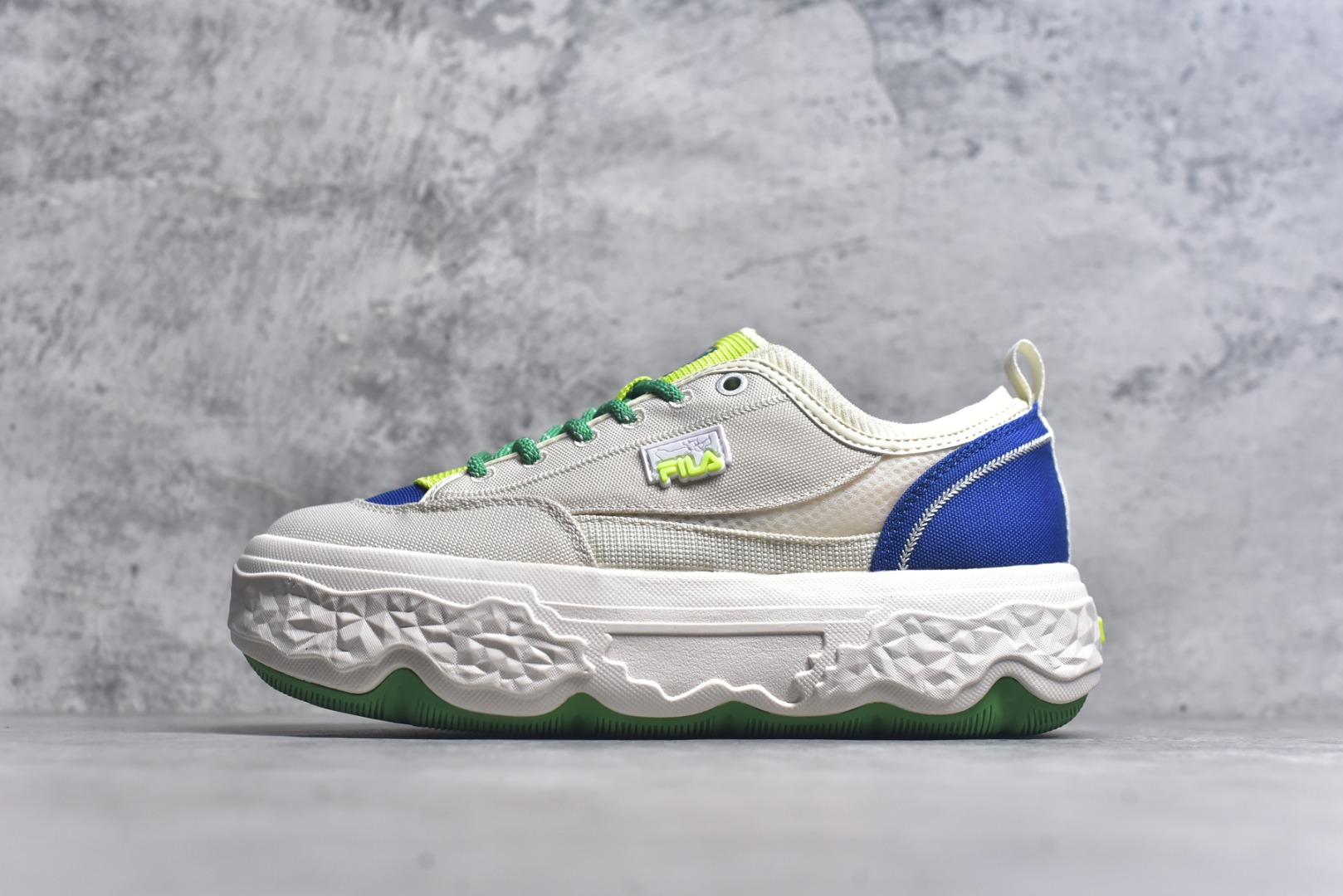 #FILA ROCK 斐乐岩石鞋舒适百搭轻便耐磨透气减震低帮帆布鞋 FUSION 系列传承了 FILA 的百年基因，融入年轻运动及潮流文化，成为引领变革、创新突破的一代。以“1+N” 的跨界合作模式重现经典的同时创造经典。带来最出其不意的跨界合作惊喜。同时，FILAFUSION把FILA 的 DNA 融入到定制体验里，你可以随心制造厲于你的产品。FILA FUSION 的鞋家族涵盖了老爹鞋、跑步鞋、网球鞋、季节款。风格复古新潮，满足了时尚人士出行及各类运动的搭配需求，成为当下年轻人筷拥的鞋类品牌之一。FILA FUSION 走进年轻人的世界，通过年轻人运动，街舞，滑板，篮球，展现 FILA FUSION 的潮流态度和年轻文化。FILA FUSION 认为末来属于引领变革、创新突破的年轻一代，让我们一起构成 FILA 未来的蓝图吧！尺码：35.5 36 36.5 37.5 38 38.5 39 40 40.5 41 42 42.5 43 44 44.5-选品中心