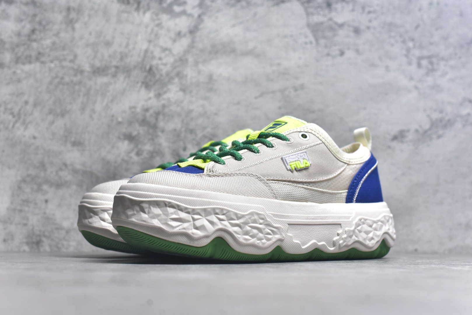 图片[2]-#FILA ROCK 斐乐岩石鞋舒适百搭轻便耐磨透气减震低帮帆布鞋 FUSION 系列传承了 FILA 的百年基因，融入年轻运动及潮流文化，成为引领变革、创新突破的一代。以“1+N” 的跨界合作模式重现经典的同时创造经典。带来最出其不意的跨界合作惊喜。同时，FILAFUSION把FILA 的 DNA 融入到定制体验里，你可以随心制造厲于你的产品。FILA FUSION 的鞋家族涵盖了老爹鞋、跑步鞋、网球鞋、季节款。风格复古新潮，满足了时尚人士出行及各类运动的搭配需求，成为当下年轻人筷拥的鞋类品牌之一。FILA FUSION 走进年轻人的世界，通过年轻人运动，街舞，滑板，篮球，展现 FILA FUSION 的潮流态度和年轻文化。FILA FUSION 认为末来属于引领变革、创新突破的年轻一代，让我们一起构成 FILA 未来的蓝图吧！尺码：35.5 36 36.5 37.5 38 38.5 39 40 40.5 41 42 42.5 43 44 44.5-选品中心
