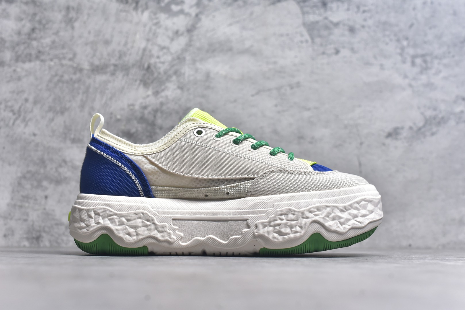 图片[3]-#FILA ROCK 斐乐岩石鞋舒适百搭轻便耐磨透气减震低帮帆布鞋 FUSION 系列传承了 FILA 的百年基因，融入年轻运动及潮流文化，成为引领变革、创新突破的一代。以“1+N” 的跨界合作模式重现经典的同时创造经典。带来最出其不意的跨界合作惊喜。同时，FILAFUSION把FILA 的 DNA 融入到定制体验里，你可以随心制造厲于你的产品。FILA FUSION 的鞋家族涵盖了老爹鞋、跑步鞋、网球鞋、季节款。风格复古新潮，满足了时尚人士出行及各类运动的搭配需求，成为当下年轻人筷拥的鞋类品牌之一。FILA FUSION 走进年轻人的世界，通过年轻人运动，街舞，滑板，篮球，展现 FILA FUSION 的潮流态度和年轻文化。FILA FUSION 认为末来属于引领变革、创新突破的年轻一代，让我们一起构成 FILA 未来的蓝图吧！尺码：35.5 36 36.5 37.5 38 38.5 39 40 40.5 41 42 42.5 43 44 44.5-选品中心
