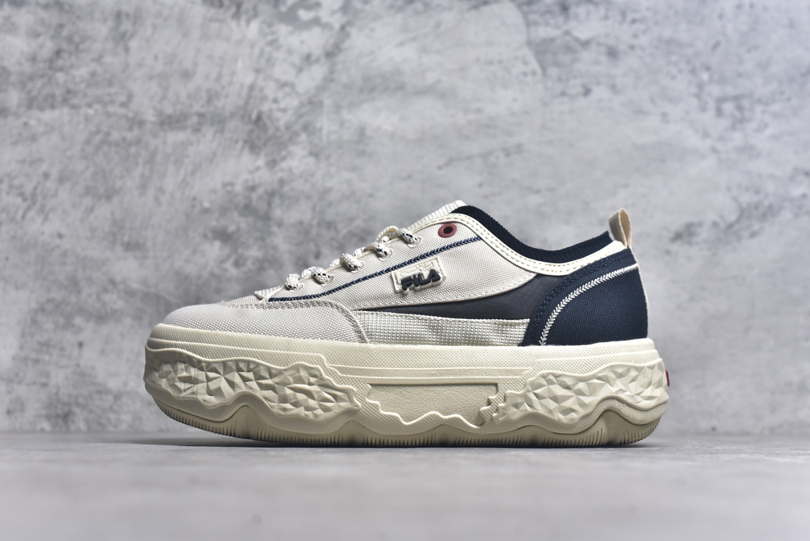 #FILA ROCK 斐乐岩石鞋舒适百搭轻便耐磨透气减震低帮帆布鞋 FUSION 系列传承了 FILA 的百年基因，融入年轻运动及潮流文化，成为引领变革、创新突破的一代。以“1+N” 的跨界合作模式重现经典的同时创造经典。带来最出其不意的跨界合作惊喜。同时，FILAFUSION把FILA 的 DNA 融入到定制体验里，你可以随心制造厲于你的产品。FILA FUSION 的鞋家族涵盖了老爹鞋、跑步鞋、网球鞋、季节款。风格复古新潮，满足了时尚人士出行及各类运动的搭配需求，成为当下年轻人筷拥的鞋类品牌之一。FILA FUSION 走进年轻人的世界，通过年轻人运动，街舞，滑板，篮球，展现 FILA FUSION 的潮流态度和年轻文化。FILA FUSION 认为末来属于引领变革、创新突破的年轻一代，让我们一起构成 FILA 未来的蓝图吧！尺码：35.5 36 36.5 37.5 38 38.5 39 40 40.5 41 42 42.5 43 44 44.5-选品中心